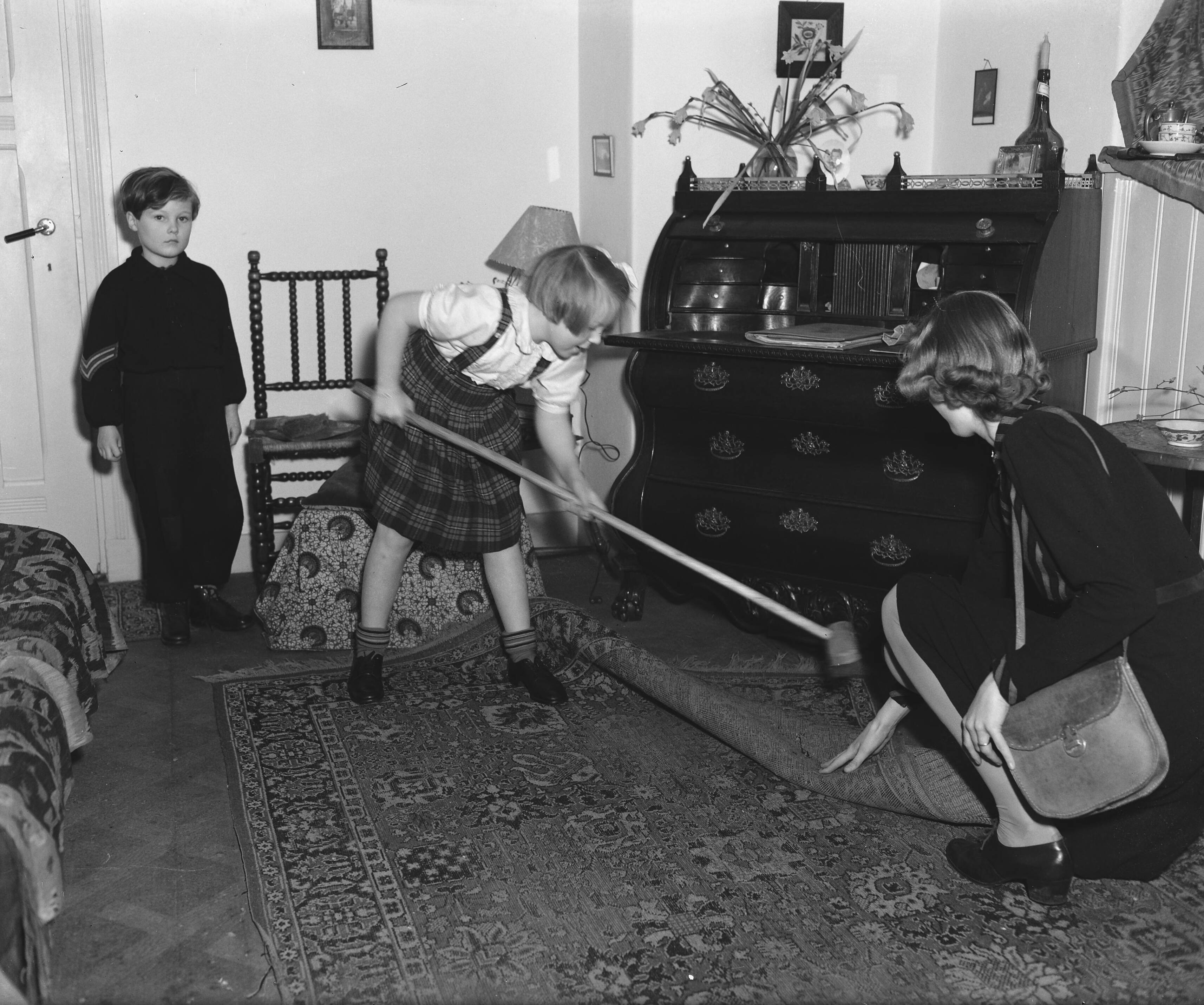 Fotocollectie Anefo — Kindergemeenschap. "De Werkplaats" van Kees Boeke. [Prinses Beatrix bezig met schoonmaak met een bezem] — Foto: Breijer, Charles / Anefo. Licentie: Set B: Rechtenvrij / Publiek Domein. Bron: Nationaal Archief. http://hdl.handle.net/10648/a89a9a60-d0b4-102d-bcf8-003048976d84