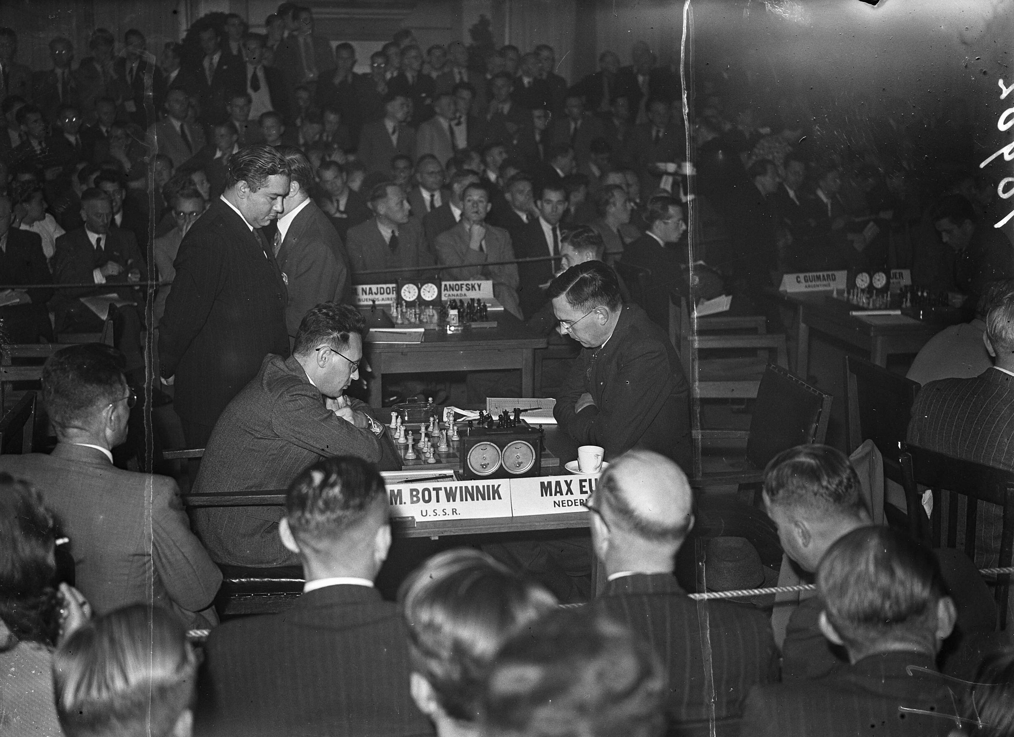 Wereldschaaktoernooi te Groningen (1946) — Staunton Wereldschaaktoernooi in Groningen; Euwe (rechts) tegen Botwinnik — Foto: Fotograaf Onbekend / Anefo. Licentie: Set B: Rechtenvrij / Publiek Domein. Bron: Nationaal Archief. http://hdl.handle.net/10648/a8a18bfe-d0b4-102d-bcf8-003048976d84