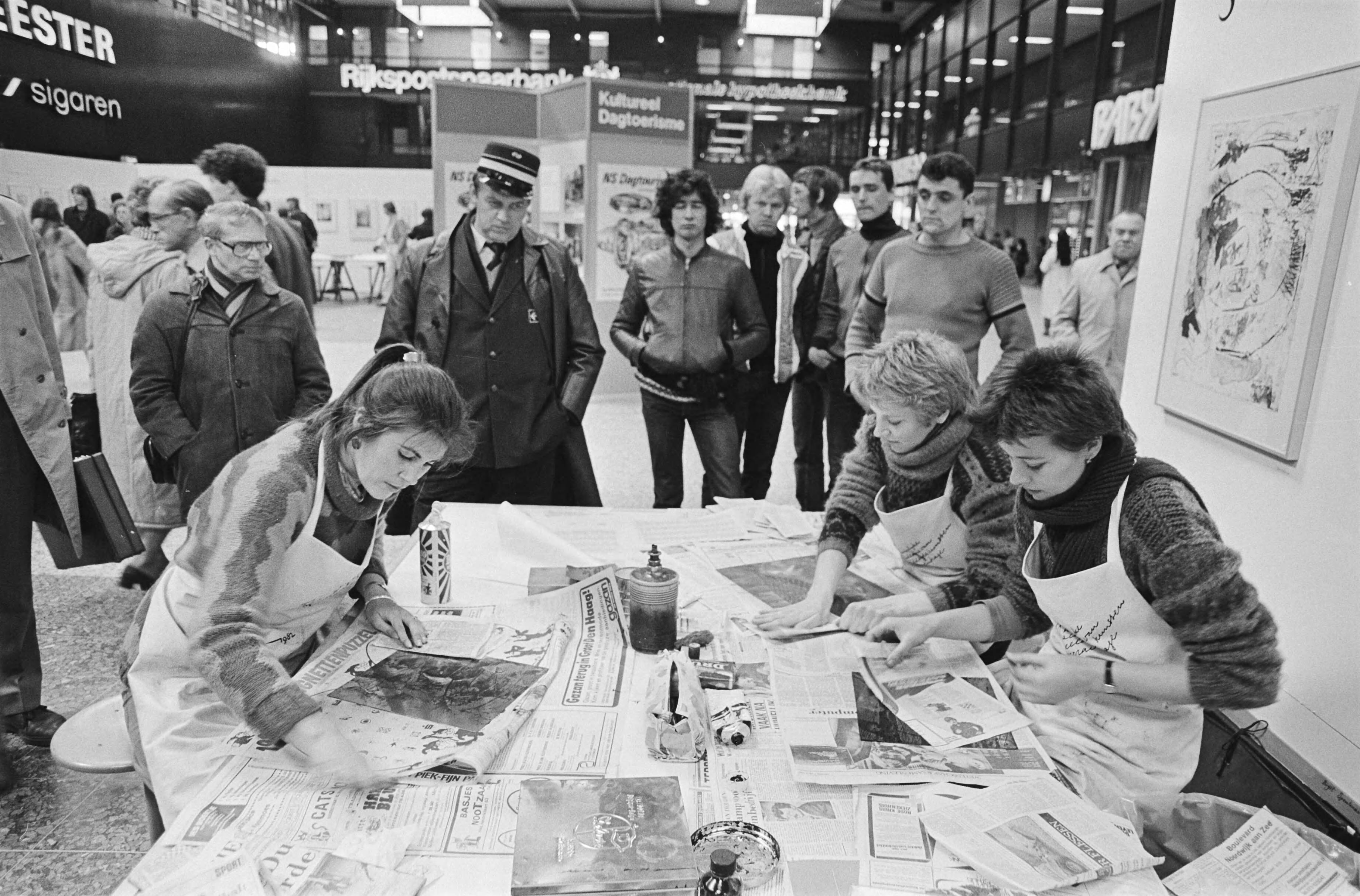 Fotocollectie Anefo — Leerlingen en pas afgestudeerde kunstenaars van de Kon. Academie voor Beeldende Kunsten in Den Haag werken in Hal van CS i.v.m. 300-jarig bestaan — Foto: Antonisse, Marcel / Anefo. Licentie: Set B: Rechtenvrij / Publiek Domein. Bron: Nationaal Archief. http://hdl.handle.net/10648/ad168aea-d0b4-102d-bcf8-003048976d84