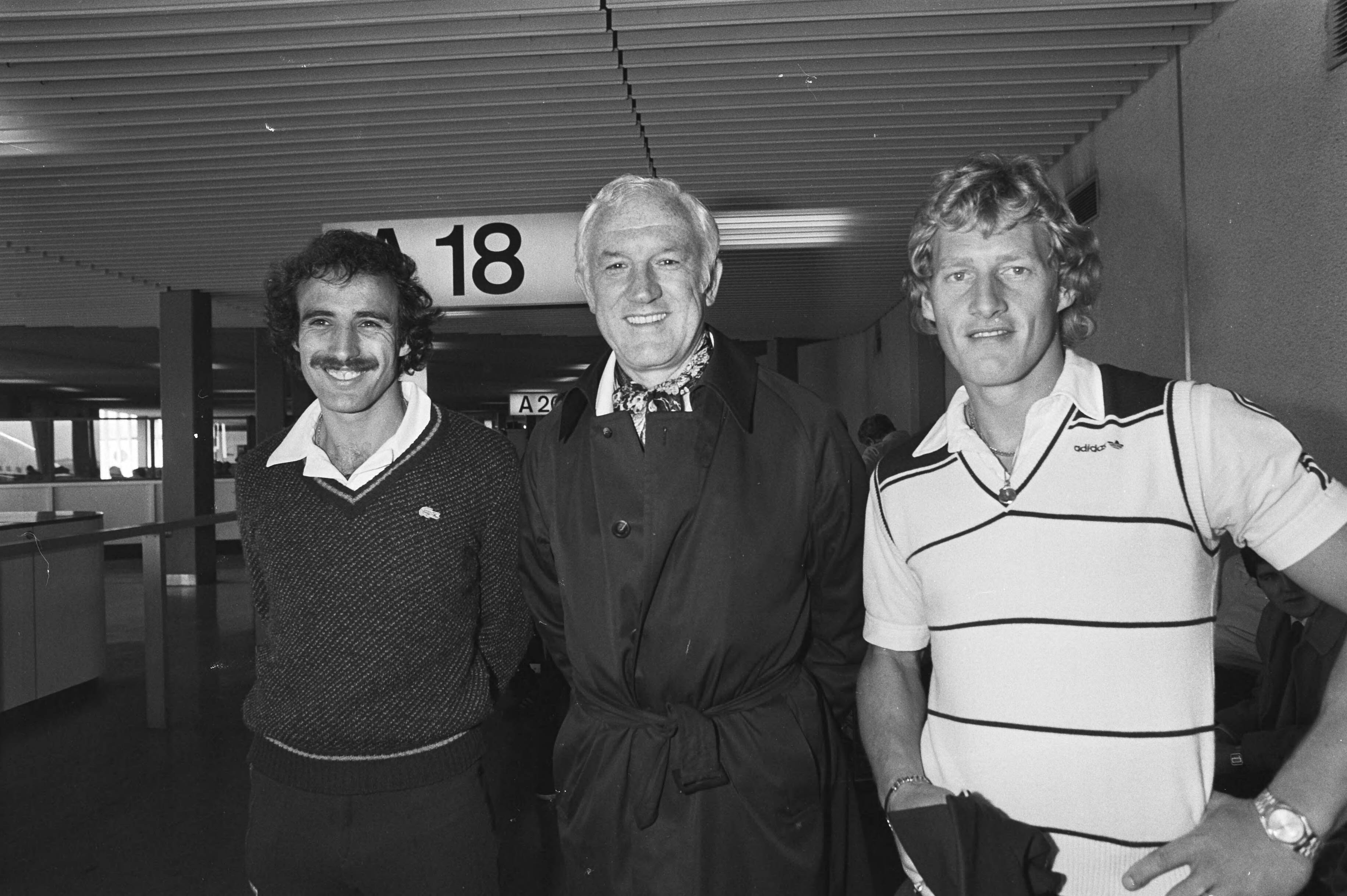 Fotocollectie Anefo — AZ67 naar Sofia voor Europacup III wedstrijd tegen Levski Spartak Sofia , v.l.n.r. Kurt Welzl , trainer Kessler, Kees Kist op Schiphol — Foto: Dijk, Hans van / Anefo. Licentie: Set B: Rechtenvrij / Publiek Domein. Bron: Nationaal Archief. http://hdl.handle.net/10648/aceb6450-d0b4-102d-bcf8-003048976d84