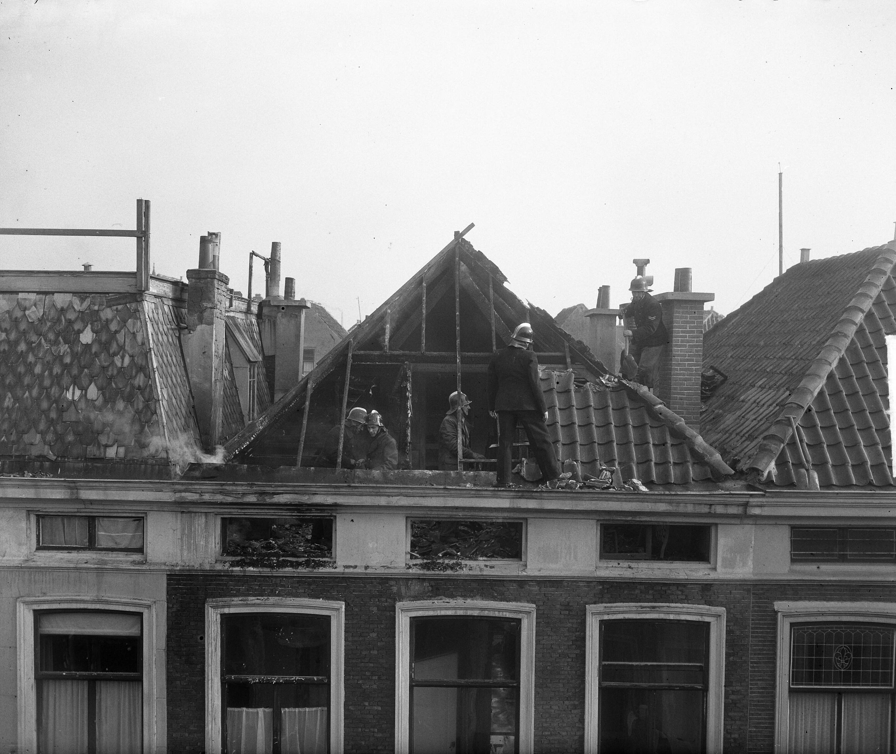Fotocollectie Anefo — Uiitslaande brand in een woning aan de Slicherstraat te Den Haag — Foto: Duinen, H. van / Anefo. Licentie: Set B: Rechtenvrij / Publiek Domein. Bron: Nationaal Archief. http://hdl.handle.net/10648/a8e70cba-d0b4-102d-bcf8-003048976d84