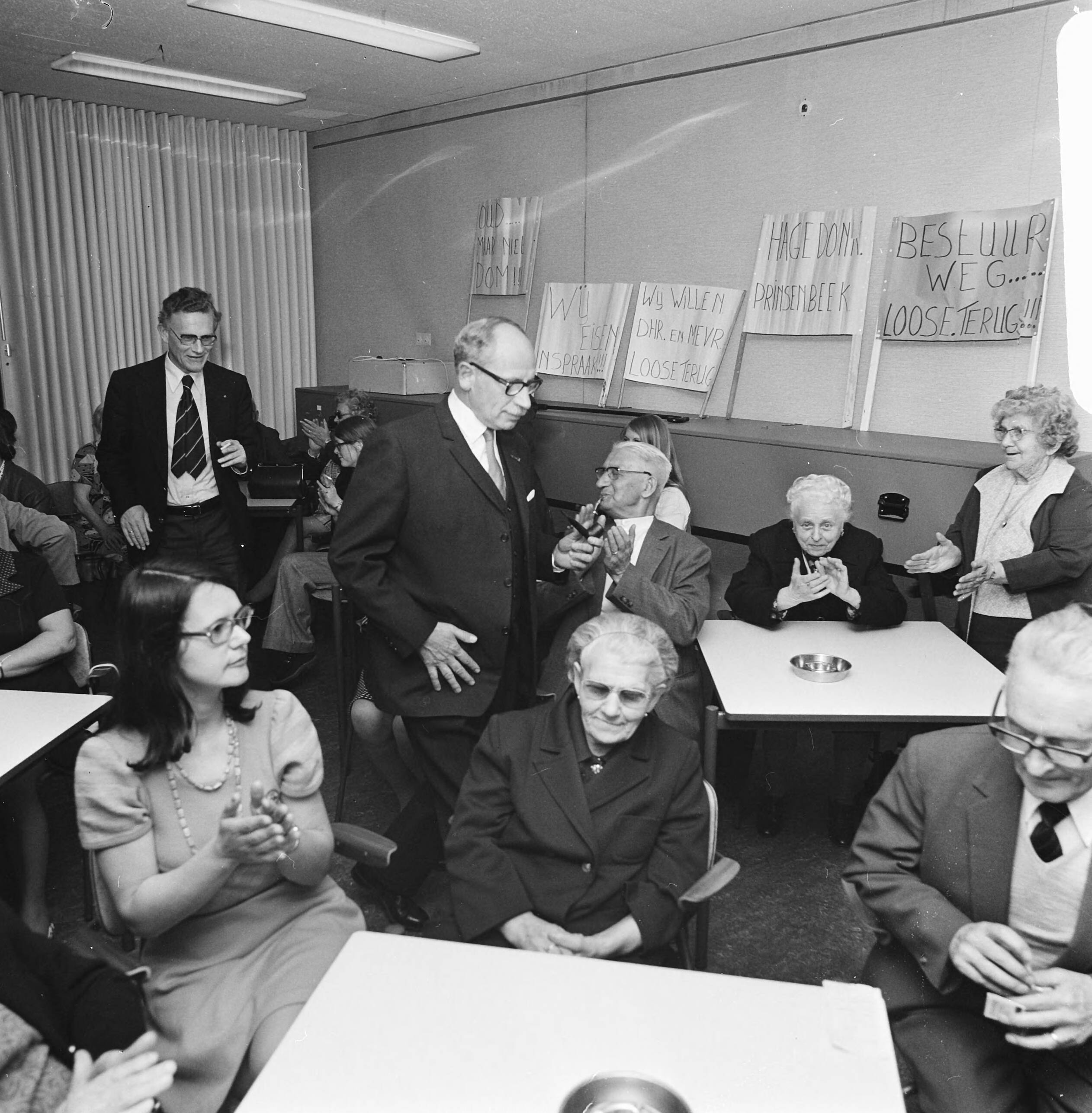 Fotocollectie Anefo — Bejaarden uit Prinsenbeek demonstreren bij Van Doorn op CRM in Rijswijk; Van Doorn (midden) wordt met handgeklap ontvangen door bejaarden — Foto: Mieremet, Rob / Anefo. Licentie: Set B: Rechtenvrij / Publiek Domein. Bron: Nationaal Archief. http://hdl.handle.net/10648/ac497758-d0b4-102d-bcf8-003048976d84