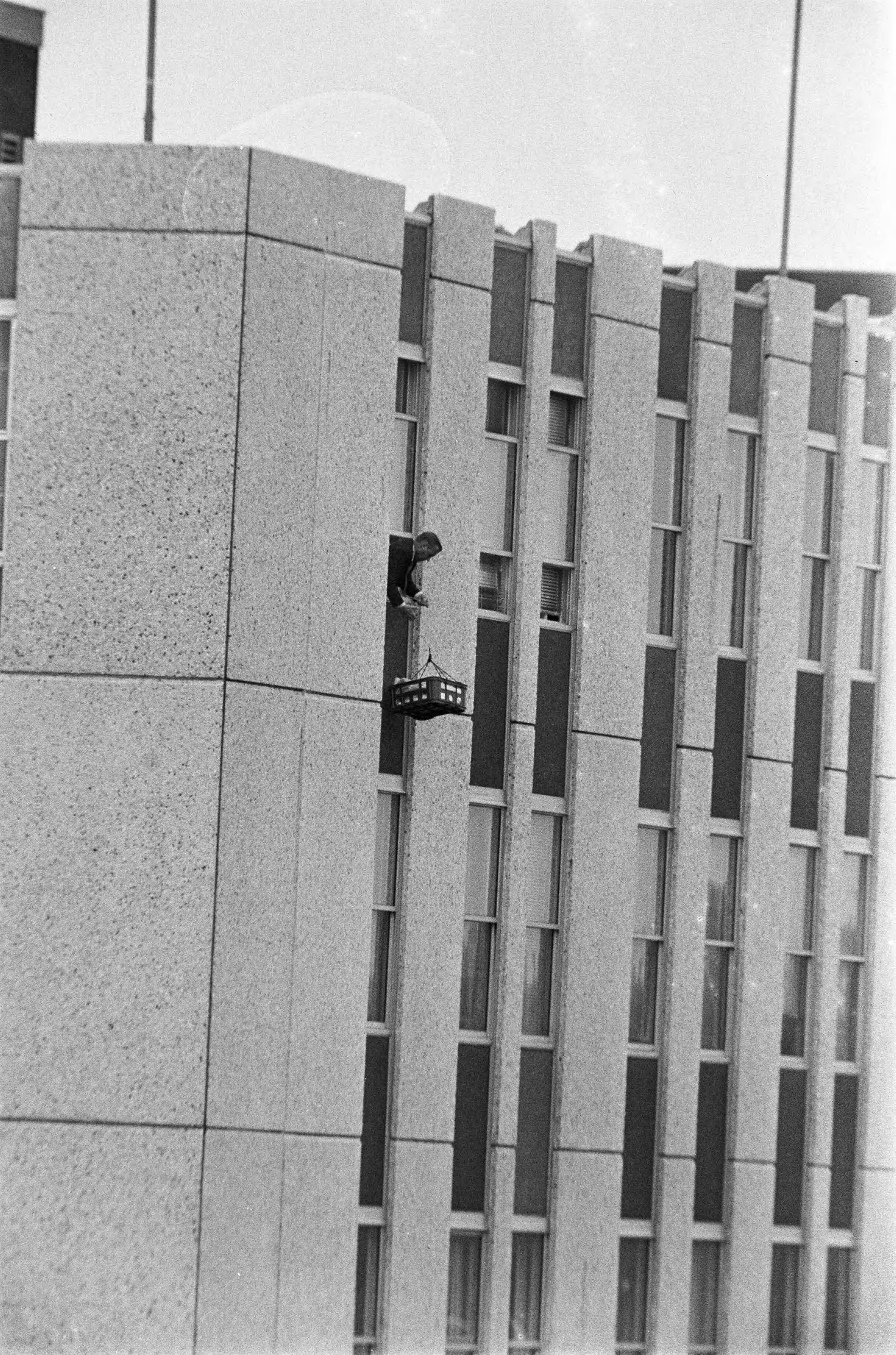 Fotocollectie Anefo — Gijzelingsdrama Den Haag ; uit raam hangende gijzelaar krijgt voedsel naar boven — Foto: Peters, Hans / Anefo. Licentie: Set B: Rechtenvrij / Publiek Domein. Bron: Nationaal Archief. http://hdl.handle.net/10648/ac558002-d0b4-102d-bcf8-003048976d84