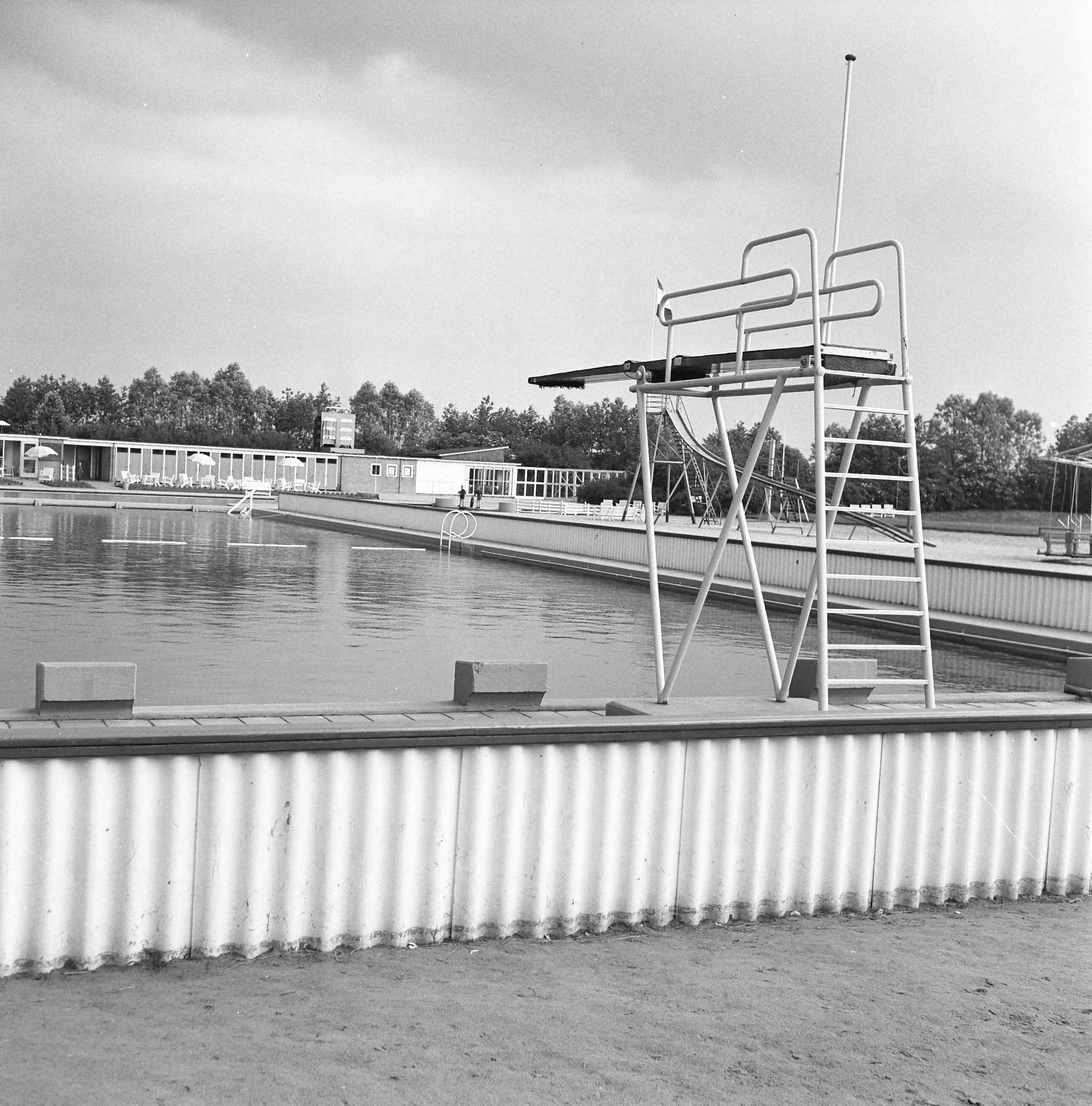 Fotocollectie Nederlandse Heidemaatschappij — Zwembad te Vlagtwedde — Foto: Eyssen, [...] / Heidemij. Licentie: Set B: Rechtenvrij / Publiek Domein. Bron: Nationaal Archief. http://hdl.handle.net/10648/ae79285c-d0b4-102d-bcf8-003048976d84