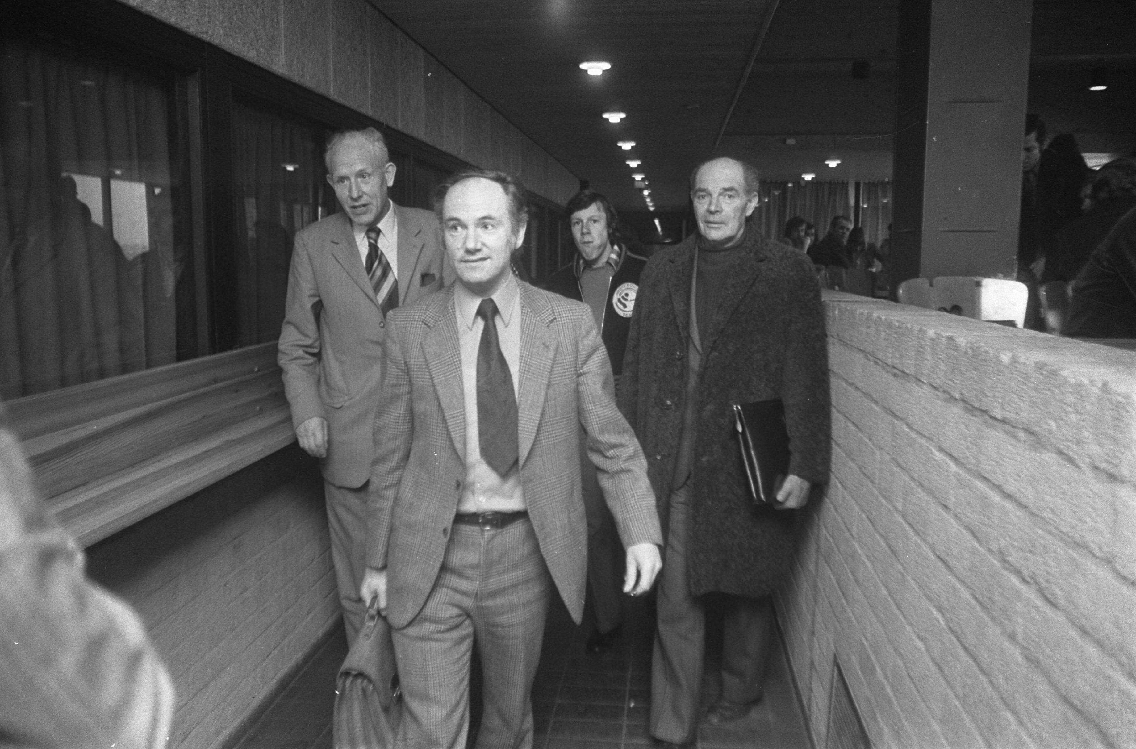 Bespreking profschaatsorganisatie WISO in Den Haag — V.l.n.r. Klok (directeur schaatscentrum Uithof), Van Marle en Klaas Schenk — Foto: Fotograaf Onbekend / Anefo. Licentie: Set B: Rechtenvrij / Publiek Domein. Bron: Nationaal Archief. http://hdl.handle.net/10648/ac406334-d0b4-102d-bcf8-003048976d84