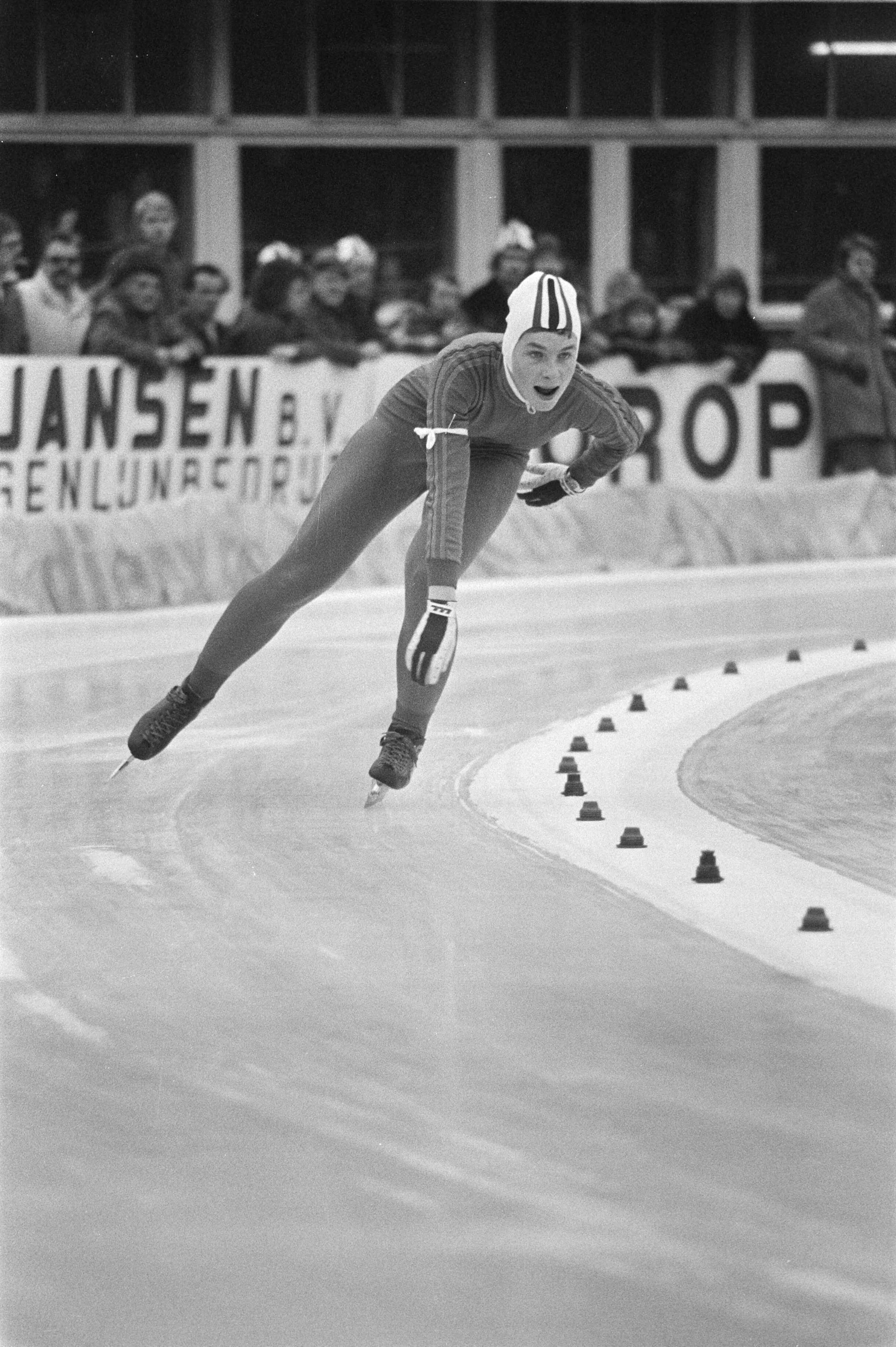Fotocollectie Anefo — Nederlandse kampioenschappen schaatsen in Groningen; Haitske Pijlman in aktie — Foto: Verhoeff, Bert / Anefo. Licentie: Set B: Rechtenvrij / Publiek Domein. Bron: Nationaal Archief. http://hdl.handle.net/10648/ac7a9ebe-d0b4-102d-bcf8-003048976d84