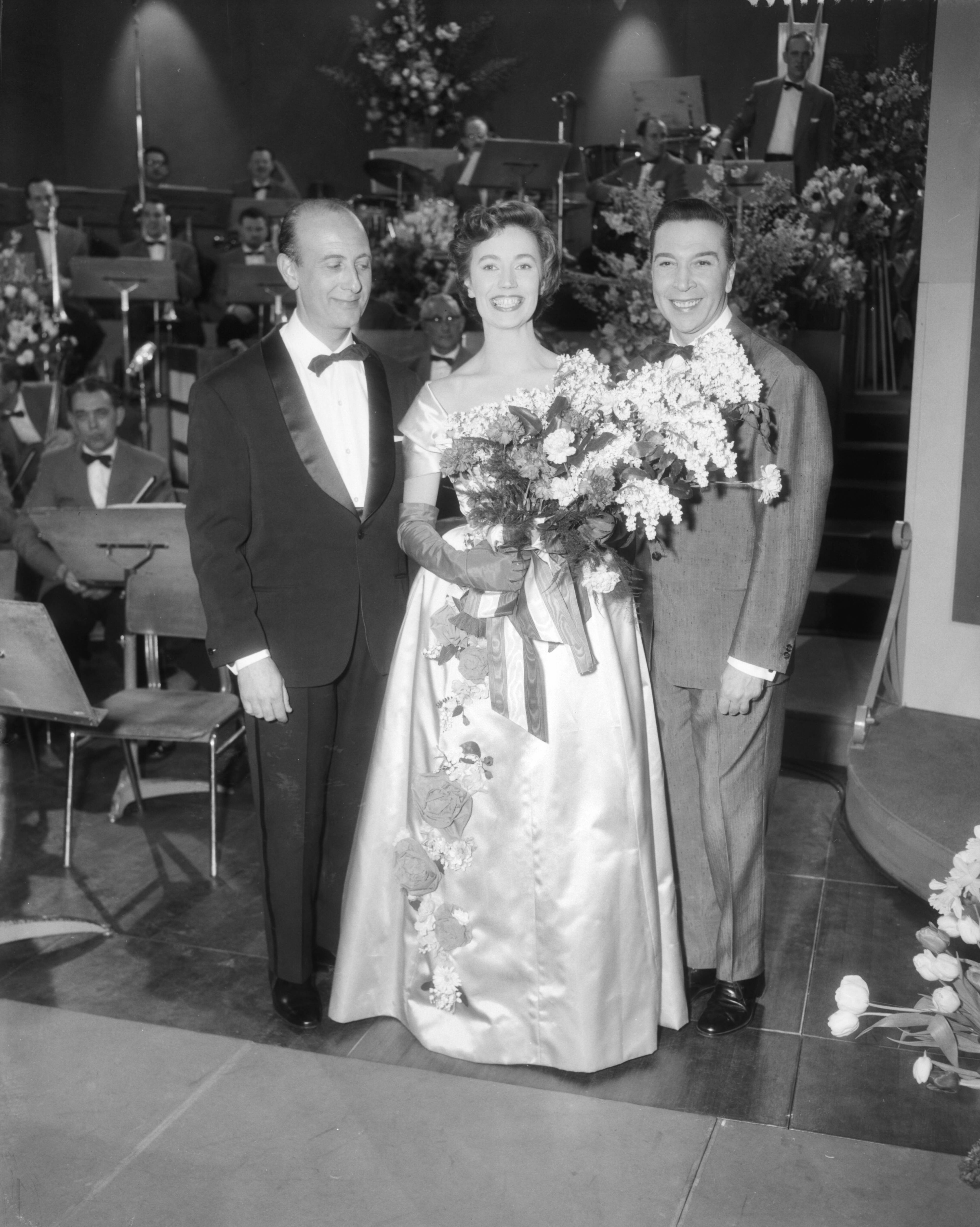 Eurovisie Songfestival 1958 — Eurovisie Songfestival. Dirigent Franck Pourcel, presentatrice Hannie Lips en winnaar André Claveau — Foto: Pot, Harry / Anefo. Licentie: Set B: Rechtenvrij / Publiek Domein. Bron: Nationaal Archief. http://hdl.handle.net/10648/a9775388-d0b4-102d-bcf8-003048976d84