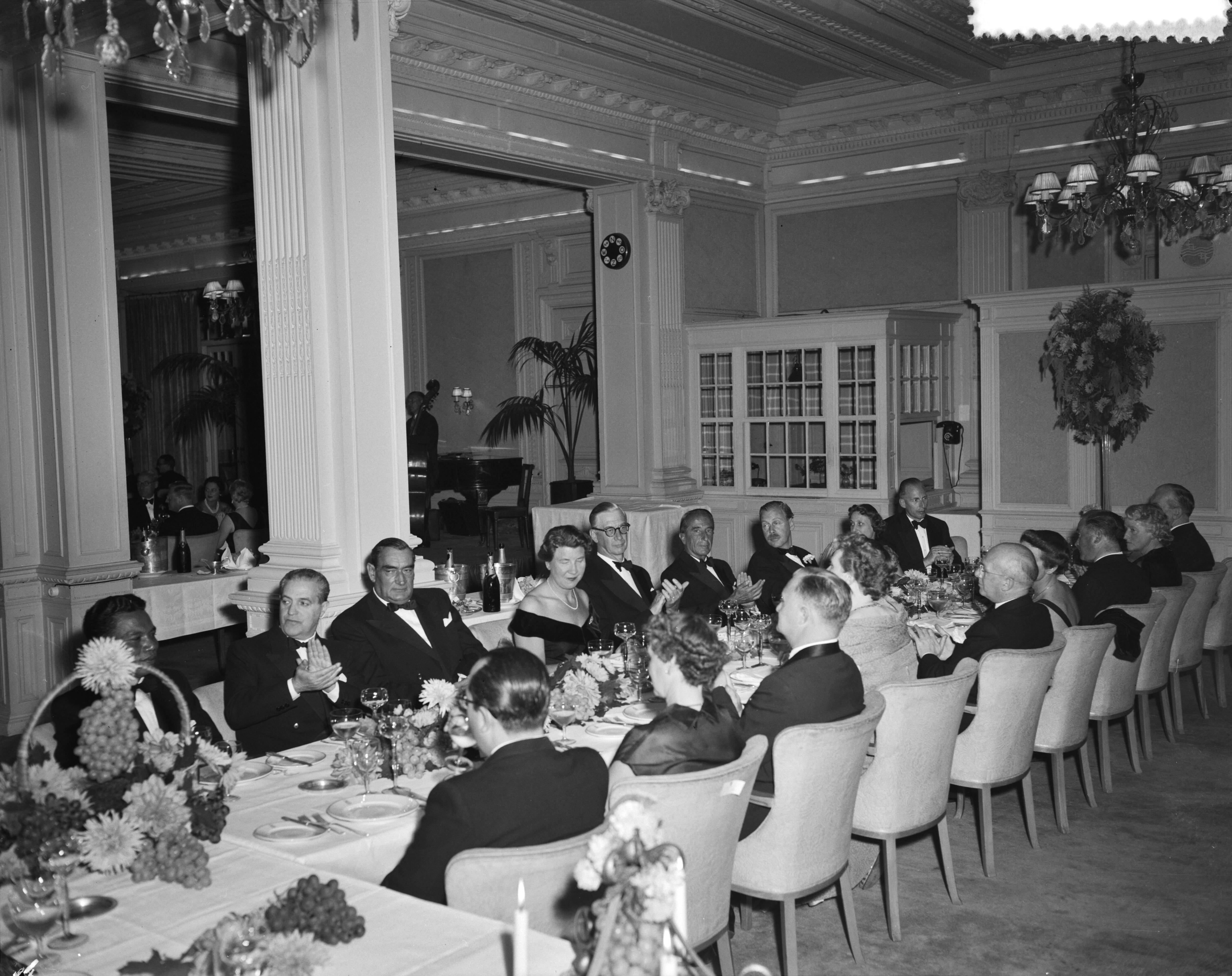 Fotocollectie Anefo — Assuradeuren Congres Den Haag , diner — Foto: Meijer, T.A. / Anefo. Licentie: Set B: Rechtenvrij / Publiek Domein. Bron: Nationaal Archief. http://hdl.handle.net/10648/a92939d2-d0b4-102d-bcf8-003048976d84