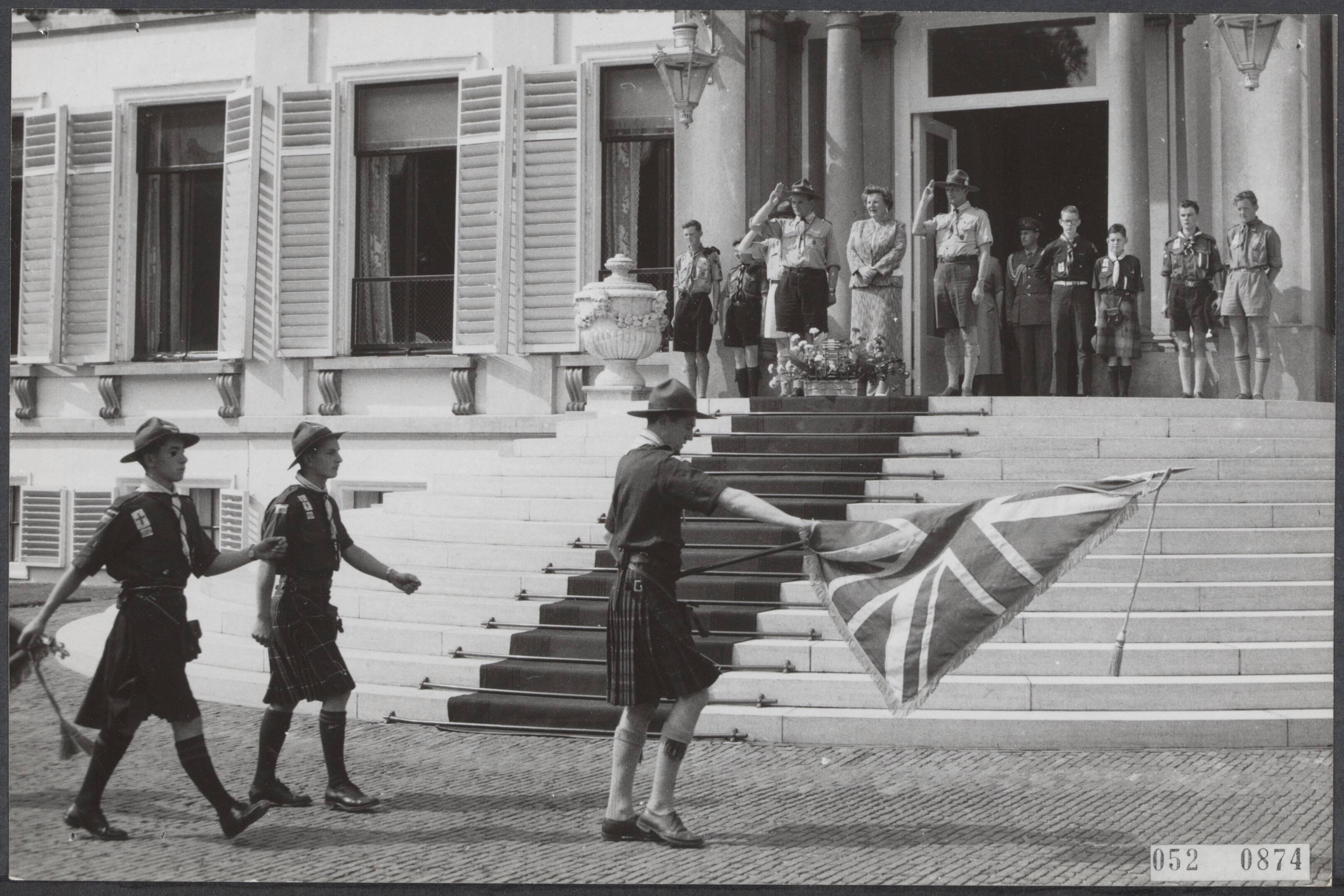 Fotocollectie Elsevier Binnenland — Defílé van 300 Nederlandse en buitenlandse padvinders voor koningin Juliana op paleis Soestdijk. De padvinders houden dezer dagen een jamboree te Soestduinen — Foto: Fotograaf Onbekend / Anefo. Licentie: Set B: Rechtenvrij / Publiek Domein. Bron: Nationaal Archief. http://hdl.handle.net/10648/ae05c83a-d0b4-102d-bcf8-003048976d84