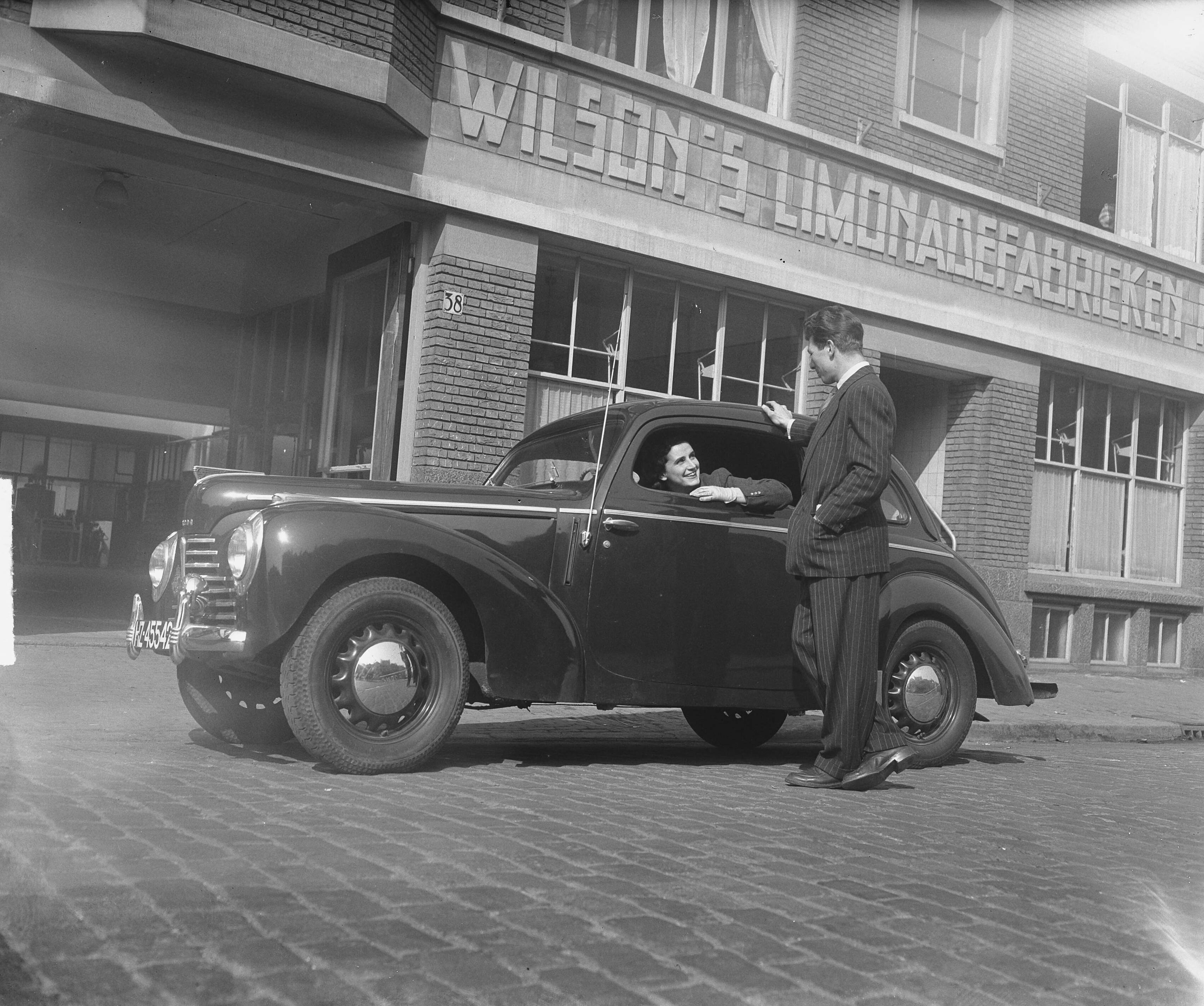 Fotocollectie Anefo — Luc van Dam (bokser) werkzaam in limonadefabriek — Foto: Averink, […] / Anefo. Licentie: Set B: Rechtenvrij / Publiek Domein. Bron: Nationaal Archief. http://hdl.handle.net/10648/a8c52154-d0b4-102d-bcf8-003048976d84