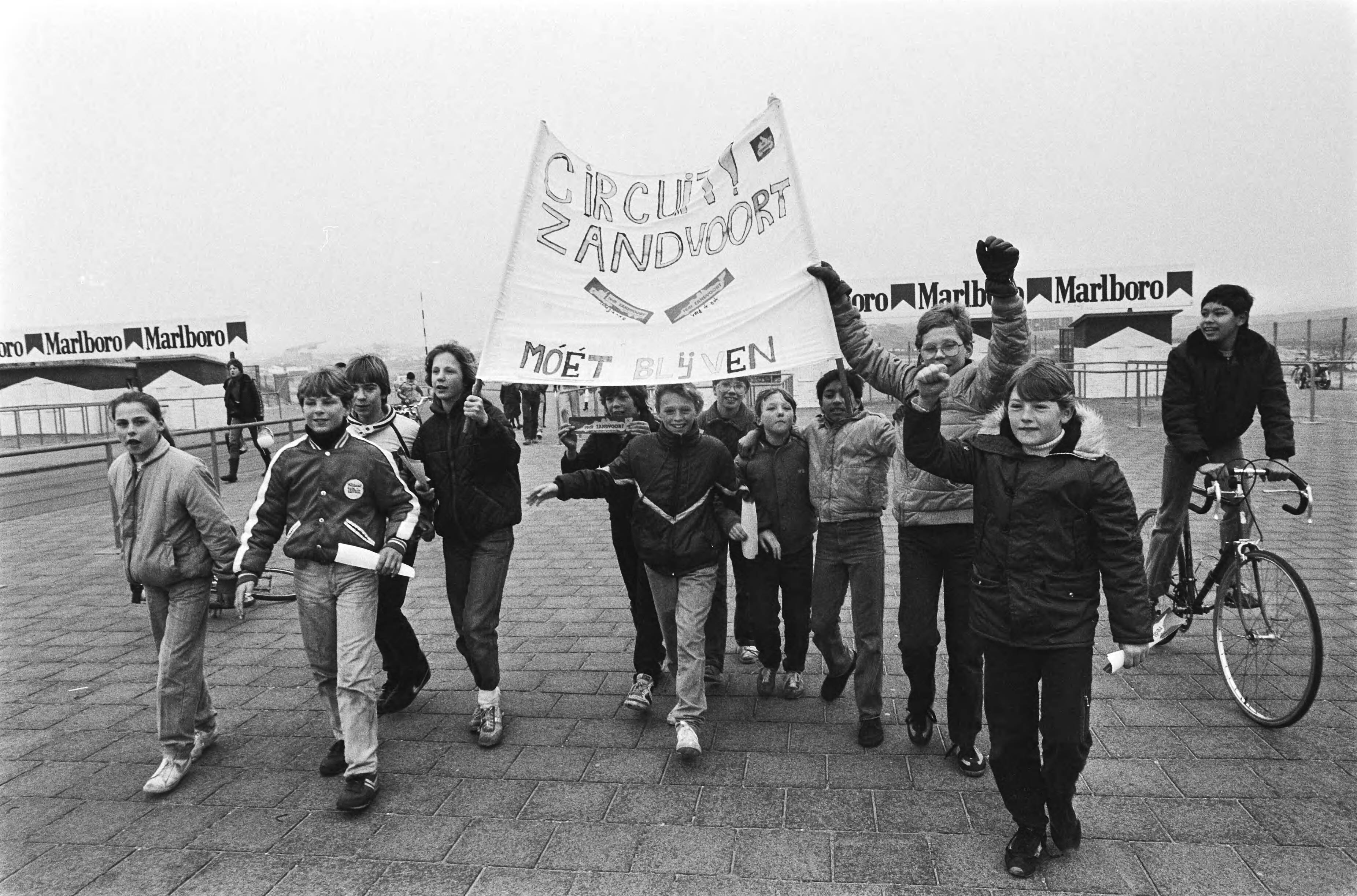 Fotocollectie Anefo — Demonstratie in Zandvoort voor het behoud van het circuit Enkele jonge demonstranten met spandoek op het circuit — Foto: Dijk, Hans van / Anefo. Licentie: Set B: Rechtenvrij / Publiek Domein. Bron: Nationaal Archief. http://hdl.handle.net/10648/ad113590-d0b4-102d-bcf8-003048976d84