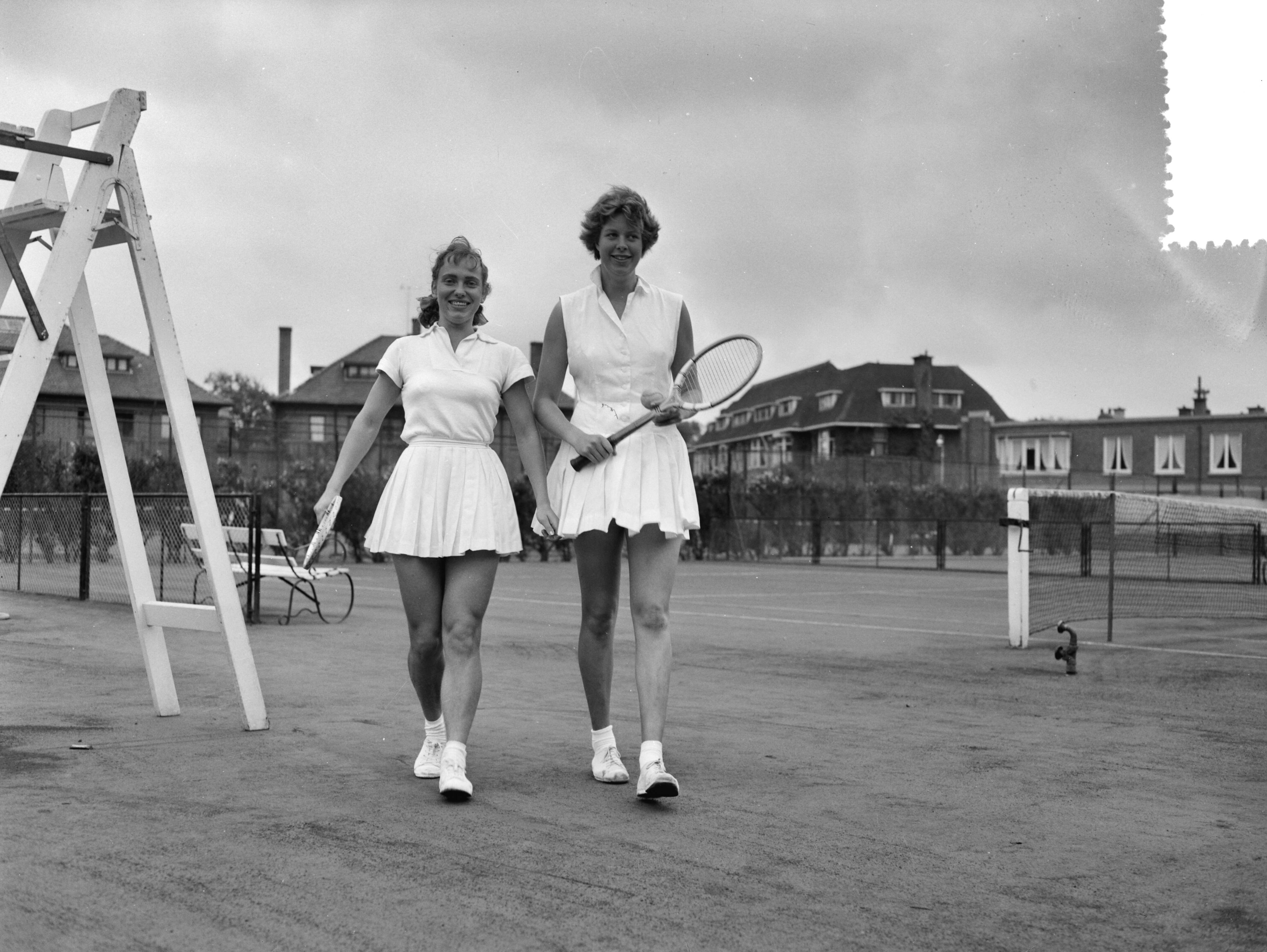Fotocollectie Anefo — Nederlandse tenniskampioenschappen op de METS-banen. Jetty Wienese (links) en Ferdy Marinkelle (rechts) — Foto: Rossem, Wim van / Anefo. Licentie: Set B: Rechtenvrij / Publiek Domein. Bron: Nationaal Archief. http://hdl.handle.net/10648/ad77c63e-d0b4-102d-bcf8-003048976d84