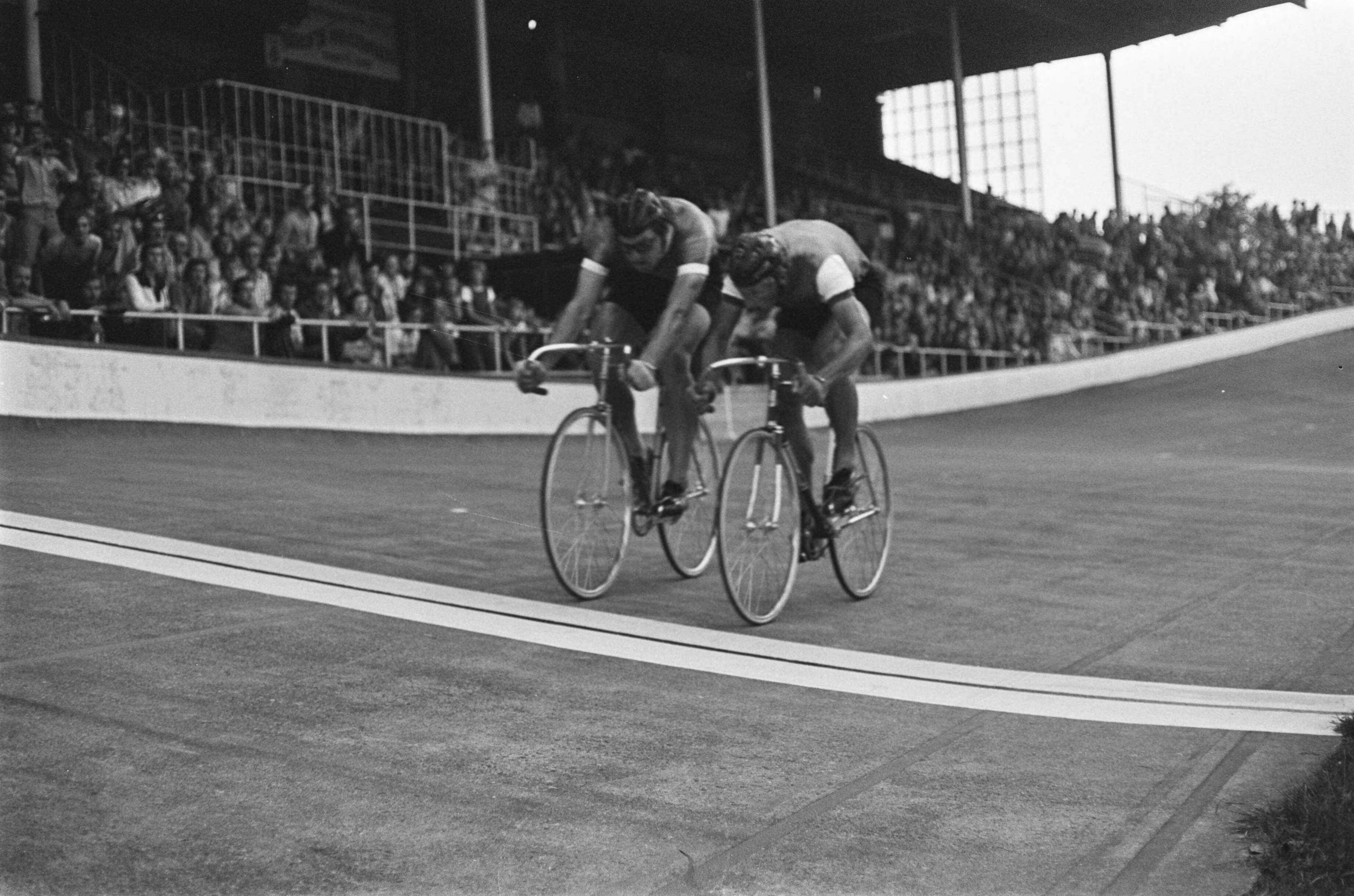 Nationale kampioenschappen baanwielrennen 1975 te Utrecht, tweede dag — Ten Tije (links) als eerste en Van Doorn als tweede — Foto: Verhoeff, Bert / Anefo. Licentie: Set B: Rechtenvrij / Publiek Domein. Bron: Nationaal Archief. http://hdl.handle.net/10648/ac6eab4a-d0b4-102d-bcf8-003048976d84
