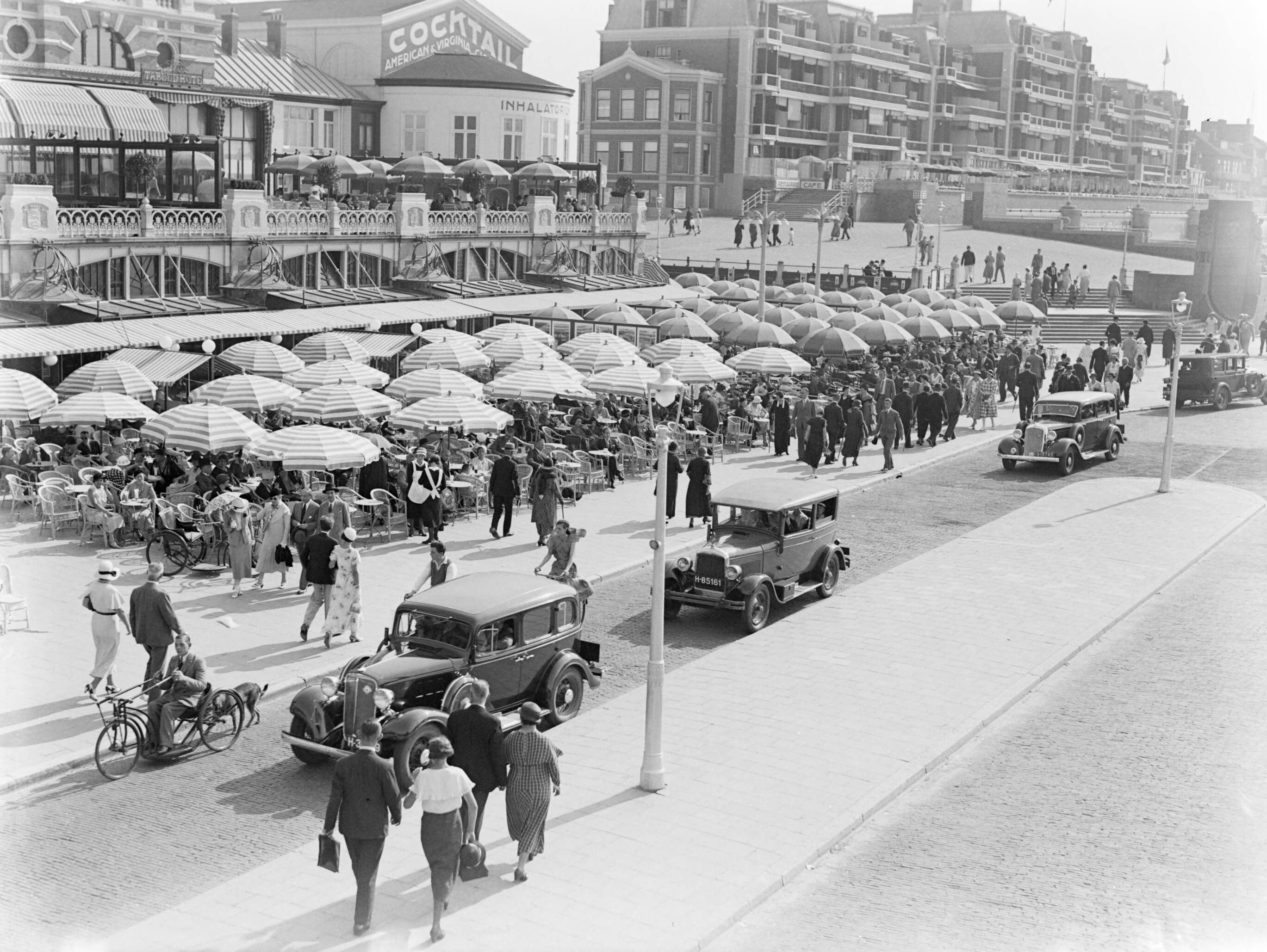 Scheveningen. — De boulevard in Scheveningen — Foto: Poll, Willem van de. Licentie: Set B: Rechtenvrij / Publiek Domein. Bron: Nationaal Archief. http://hdl.handle.net/10648/ae9ad182-d0b4-102d-bcf8-003048976d84