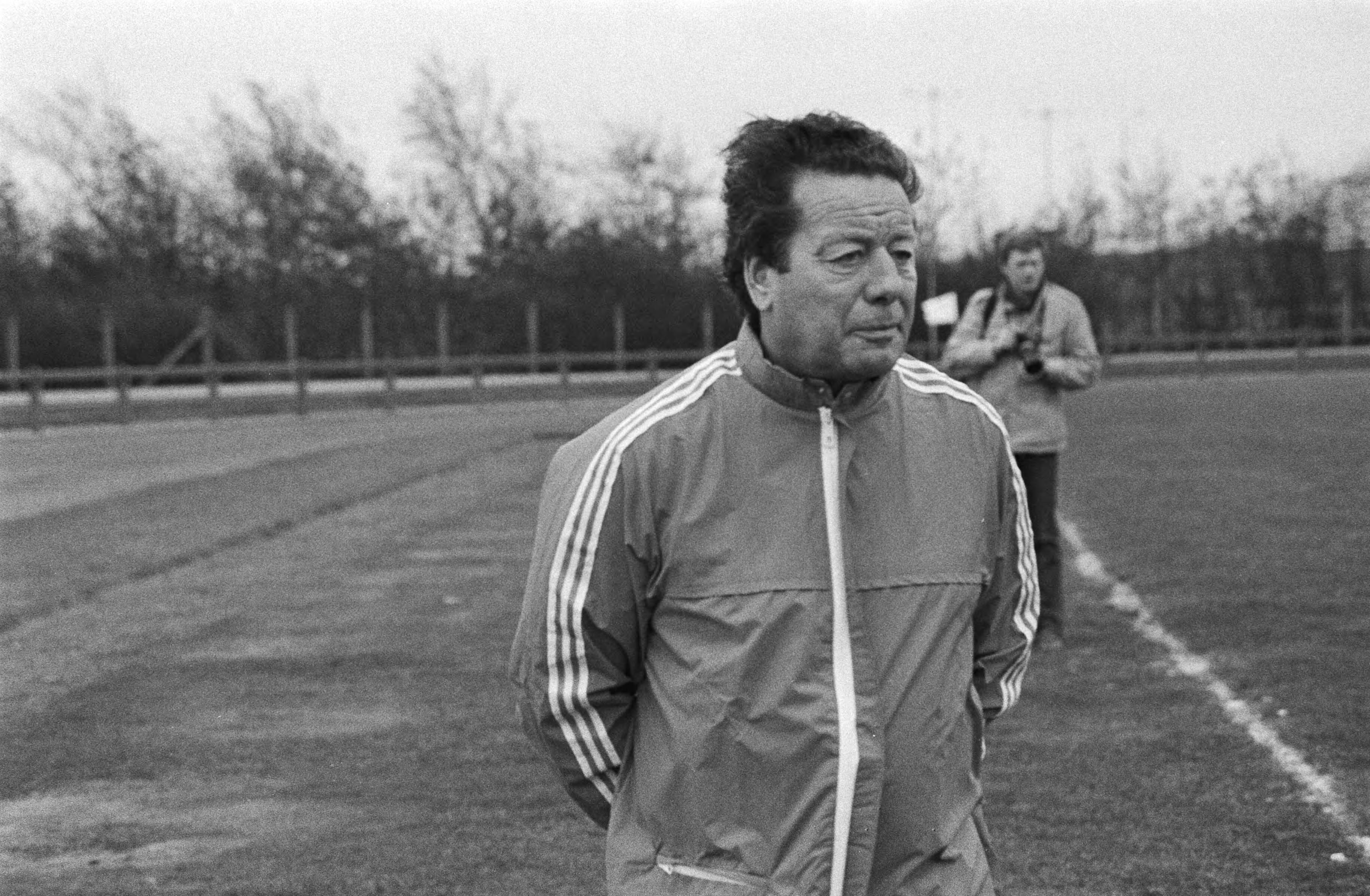Fotocollectie Anefo — Training Belgisch nationale voetbalelftal in Mechelen voor de wedstrijd woensdag tegen Nederland (voorronde WK) Belgische bondscoach Guy Thijs — Foto: Dijk, Hans van / Anefo. Licentie: Set B: Rechtenvrij / Publiek Domein. Bron: Nationaal Archief. http://hdl.handle.net/10648/acedd29e-d0b4-102d-bcf8-003048976d84