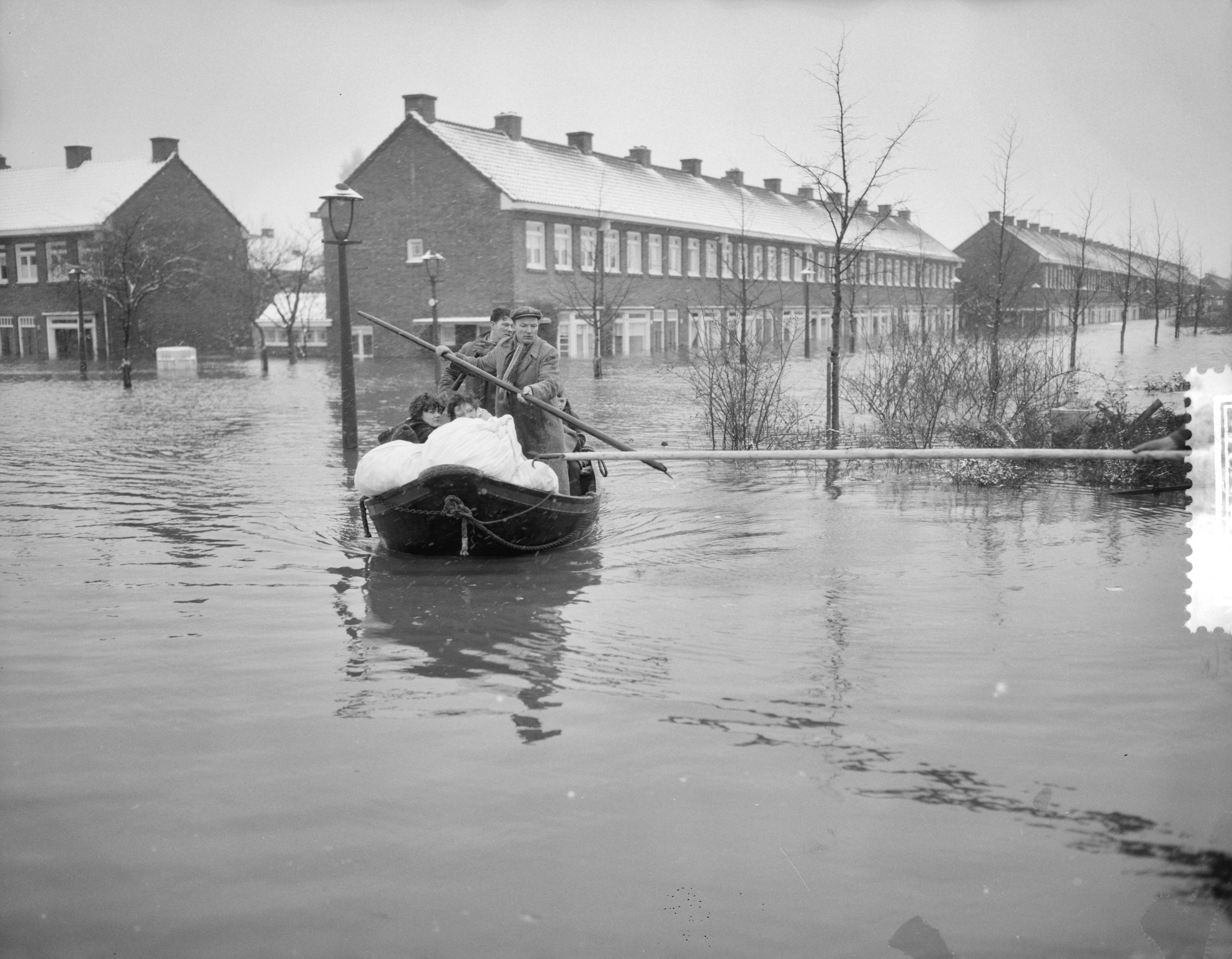 Ramp Tuindorp Oostzaan — Foto: Rossem, Wim van / Anefo. — Licentie: Set B: Rechtenvrij / Publiek Domein. Bron: Nationaal Archief. http://hdl.handle.net/10648/a9a5a1d4-d0b4-102d-bcf8-003048976d84