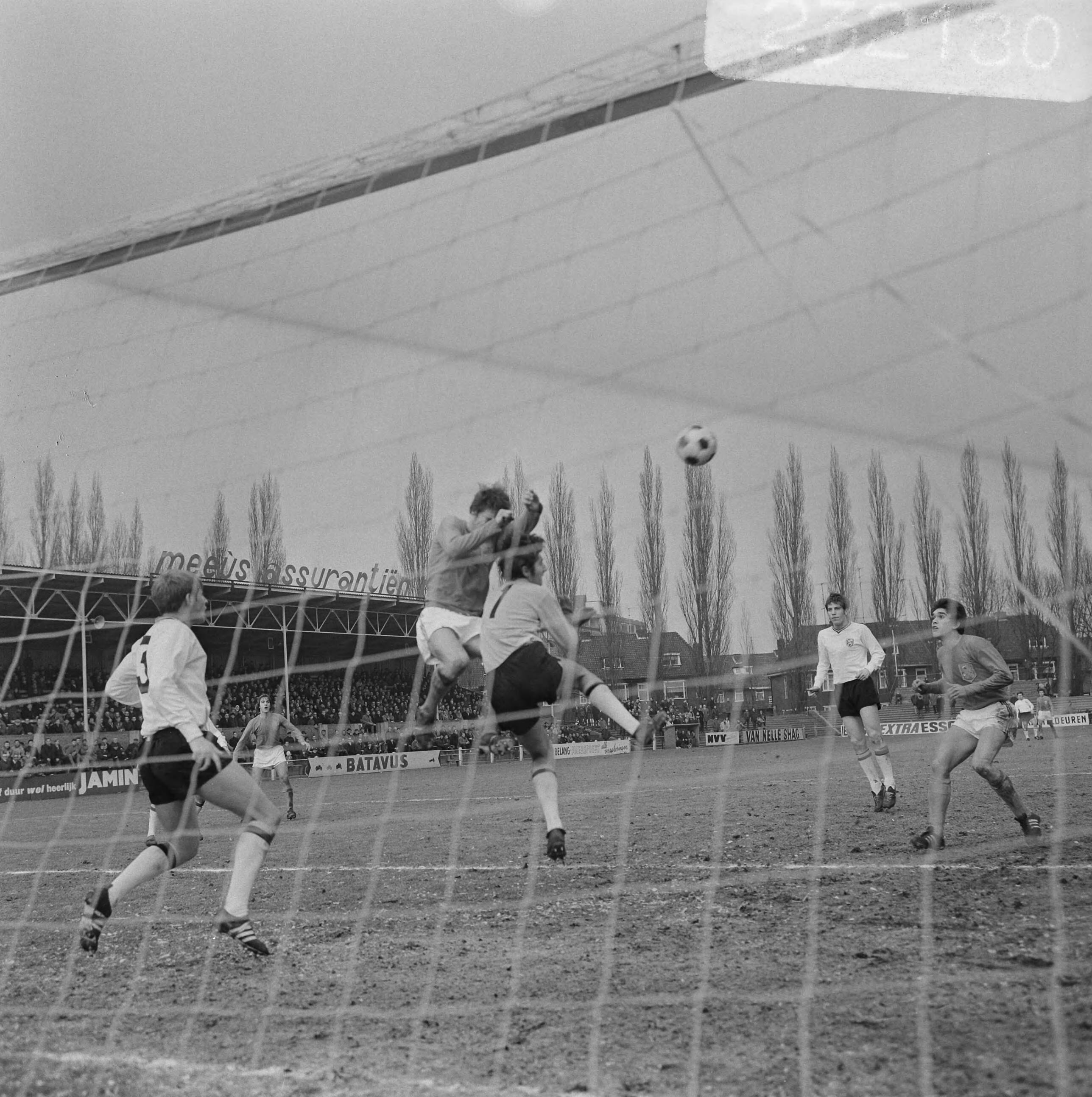 Fotocollectie Anefo — Nederland tegen Belgie Uefa-jeugd 0-1 te Breda. Aktie — Foto: Mieremet, Rob / Anefo. Licentie: Set B: Rechtenvrij / Publiek Domein. Bron: Nationaal Archief. http://hdl.handle.net/10648/ab8ba5d4-d0b4-102d-bcf8-003048976d84