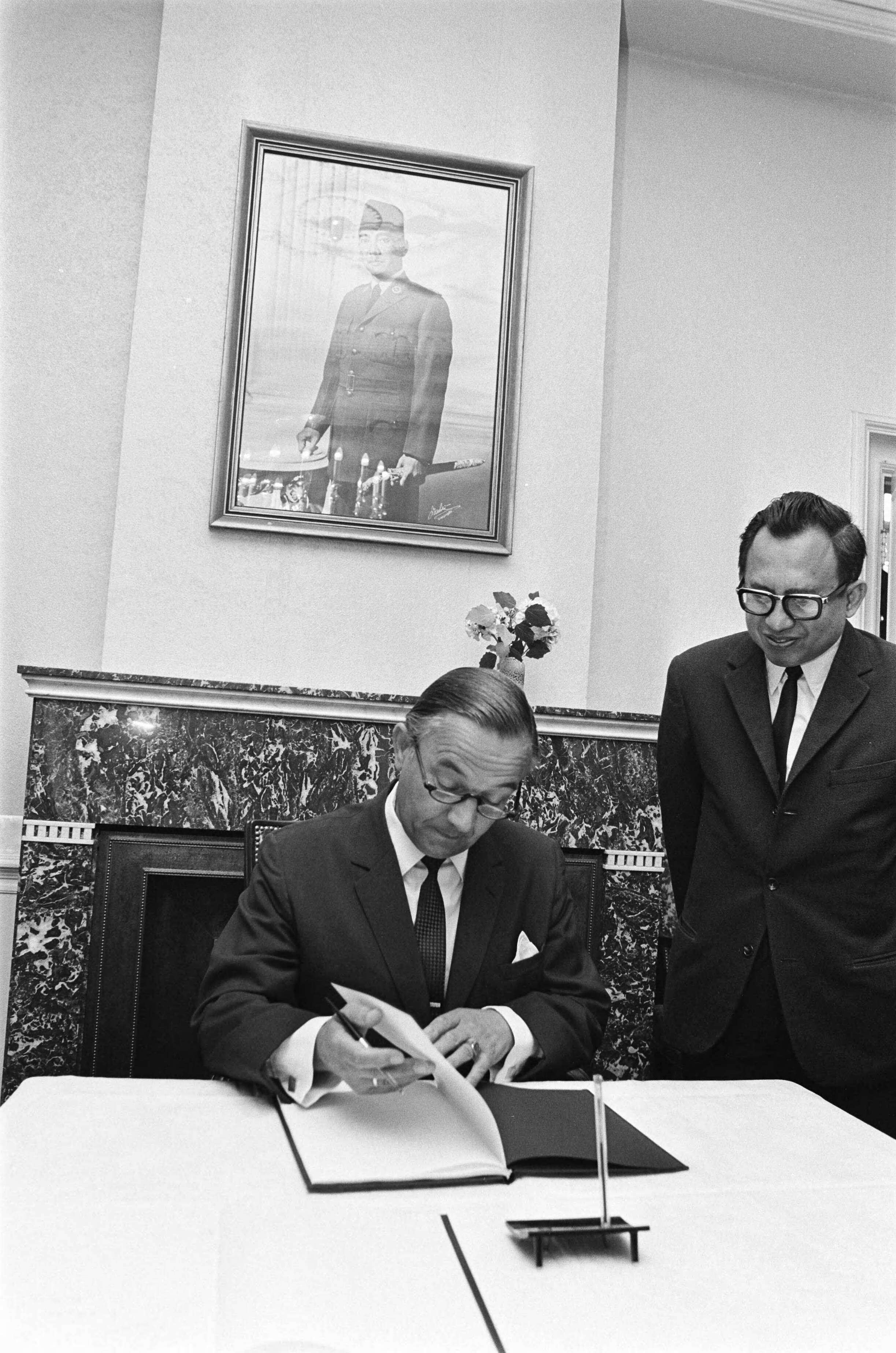 Fotocollectie Anefo — Premier De Jong tekent condoleanceregister voor oud-president Soekarno op Indonesische ambassade, Den Haag ; Premier De Jong teken — Foto: Evers, Joost / Anefo. Licentie: Set B: Rechtenvrij / Publiek Domein. Bron: Nationaal Archief. http://hdl.handle.net/10648/ab9a7230-d0b4-102d-bcf8-003048976d84
