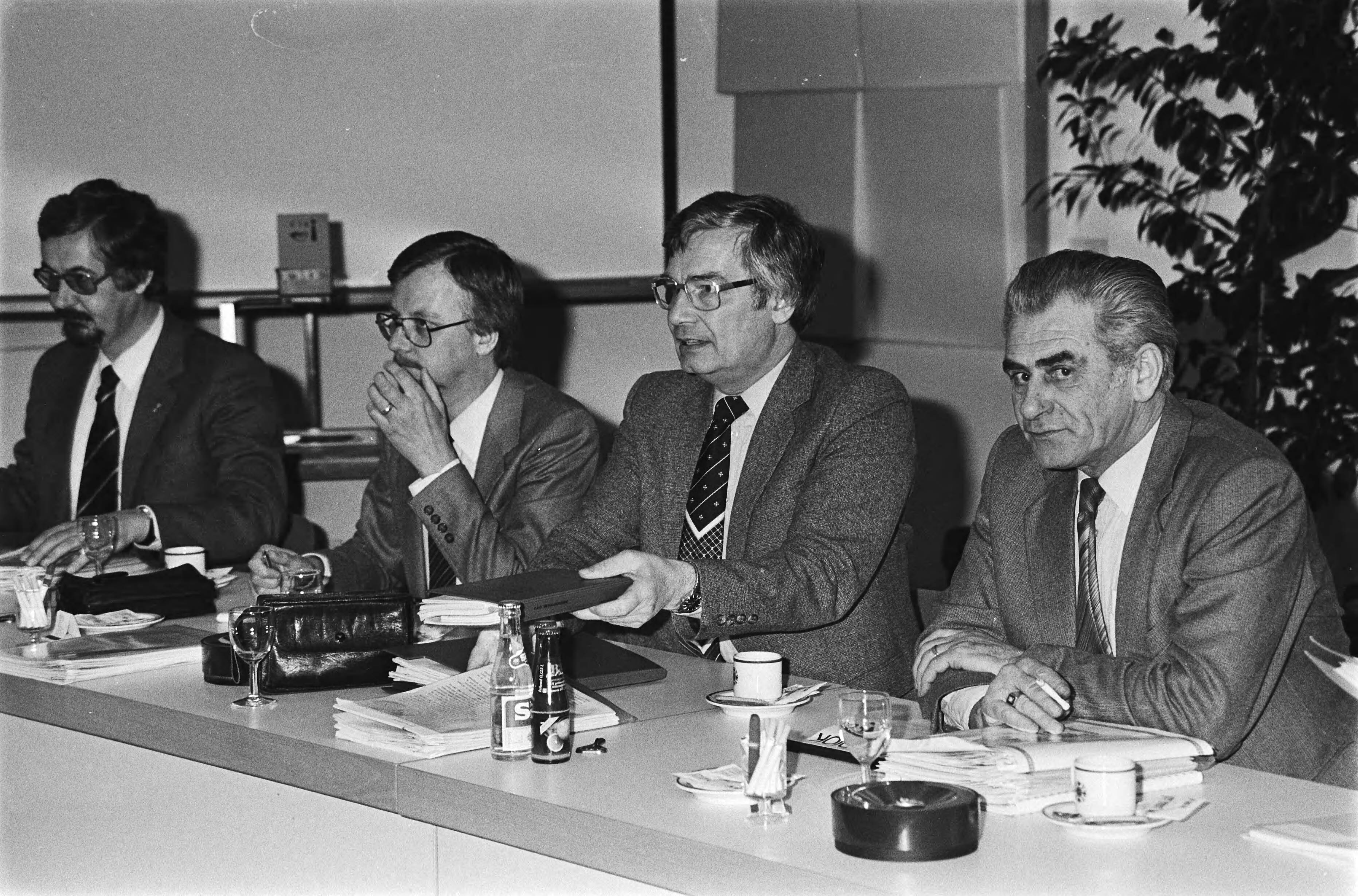 Fotocollectie Anefo — Onderhandelingen in het FME-gebouw in Zoetermeer van Raad van Overleg in Metaal (ROM) over nieuwe CAO. 24 Laurier, Rijkse en Hagen tijdens overleg — Foto: Dijk, Hans van / Anefo. Licentie: Set B: Rechtenvrij / Publiek Domein. Bron: Nationaal Archief. http://hdl.handle.net/10648/ad128508-d0b4-102d-bcf8-003048976d84