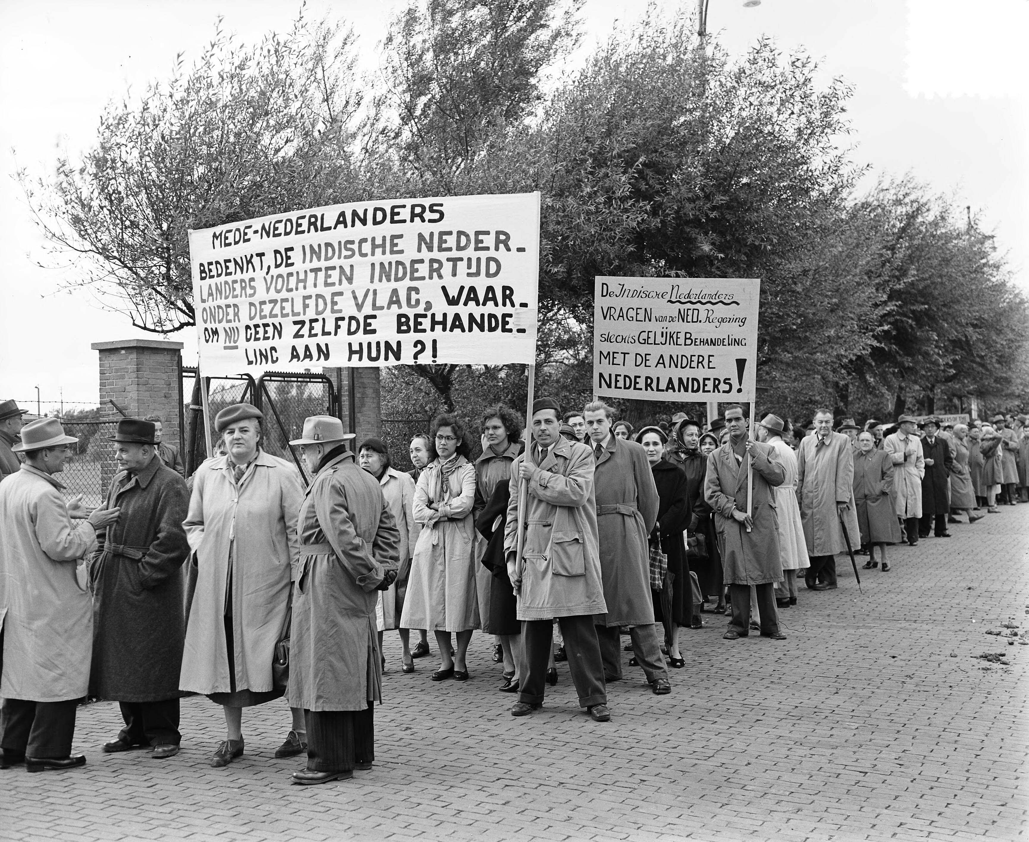 Fotocollectie Anefo — Demonstratie van Indische Nederlanders in Den Haag — Foto: Rossem, Wim van / Anefo. Licentie: Set B: Rechtenvrij / Publiek Domein. Bron: Nationaal Archief. http://hdl.handle.net/10648/a92a23ce-d0b4-102d-bcf8-003048976d84
