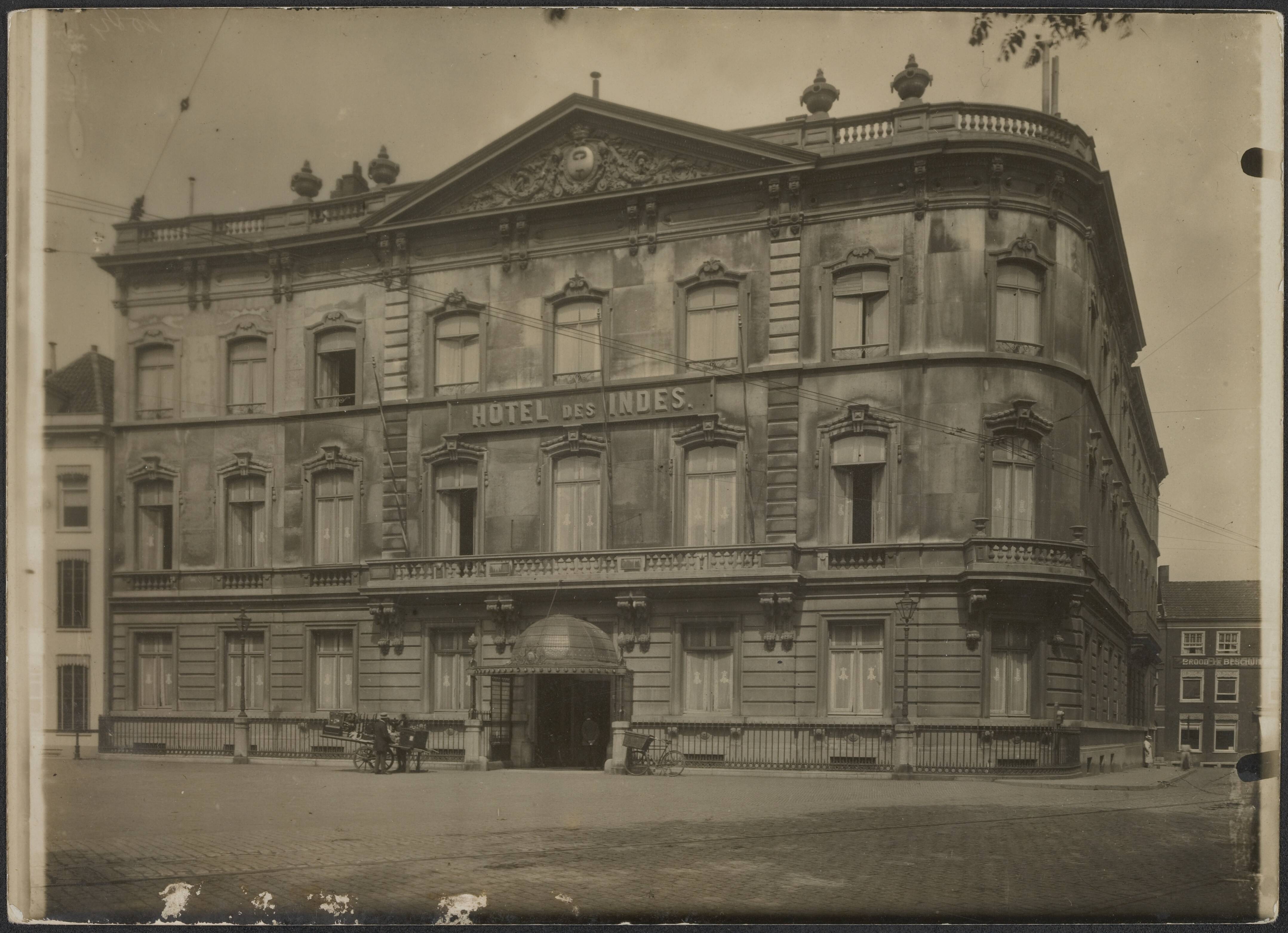 Fotocollectie Eerste Wereldoorlog — Hotel Des Indes te Den Haag. — Foto: N.V. Vereenigde Fotobureaux. Licentie: Set B: Rechtenvrij / Publiek Domein. Bron: Nationaal Archief. http://hdl.handle.net/10648/af97ff6a-d0b4-102d-bcf8-003048976d84