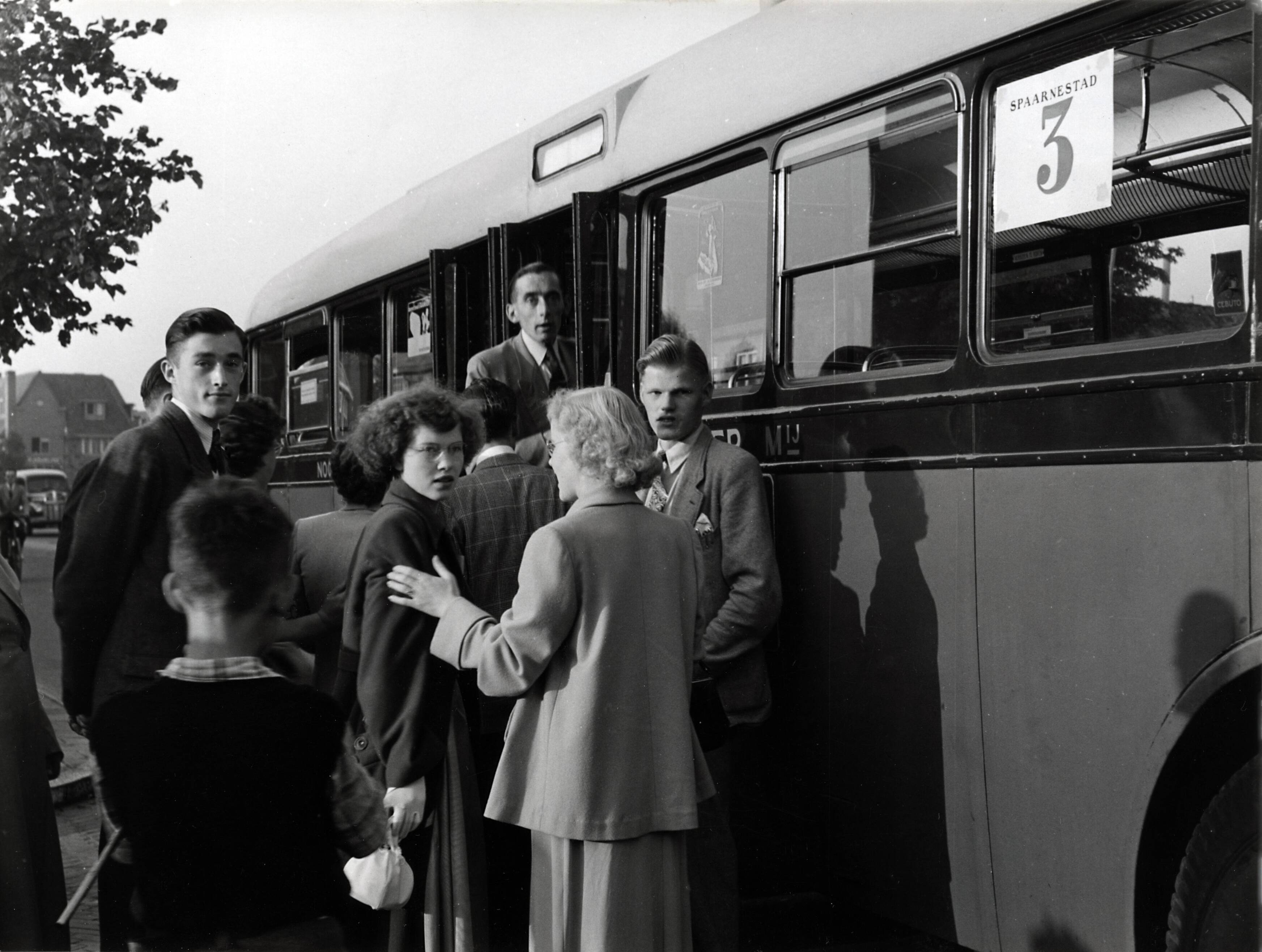 Drukkerij Spaarnestad — [40-jarig jubileum N.V. De Spaarnestad] [feestavond in de Stadsschouwburg] [personeel stapt in de bussen die hen naar de Stadsschouwburg zullen brengen] — Foto: Fotograaf Onbekend / Fotobureau onbekend / Spaarnestad Photo (05887). Licentie: Set B: Rechtenvrij / Publiek Domein. Bron: Nationaal Archief. http://hdl.handle.net/10648/35429da6-3a17-a382-e063-6df0900a6686