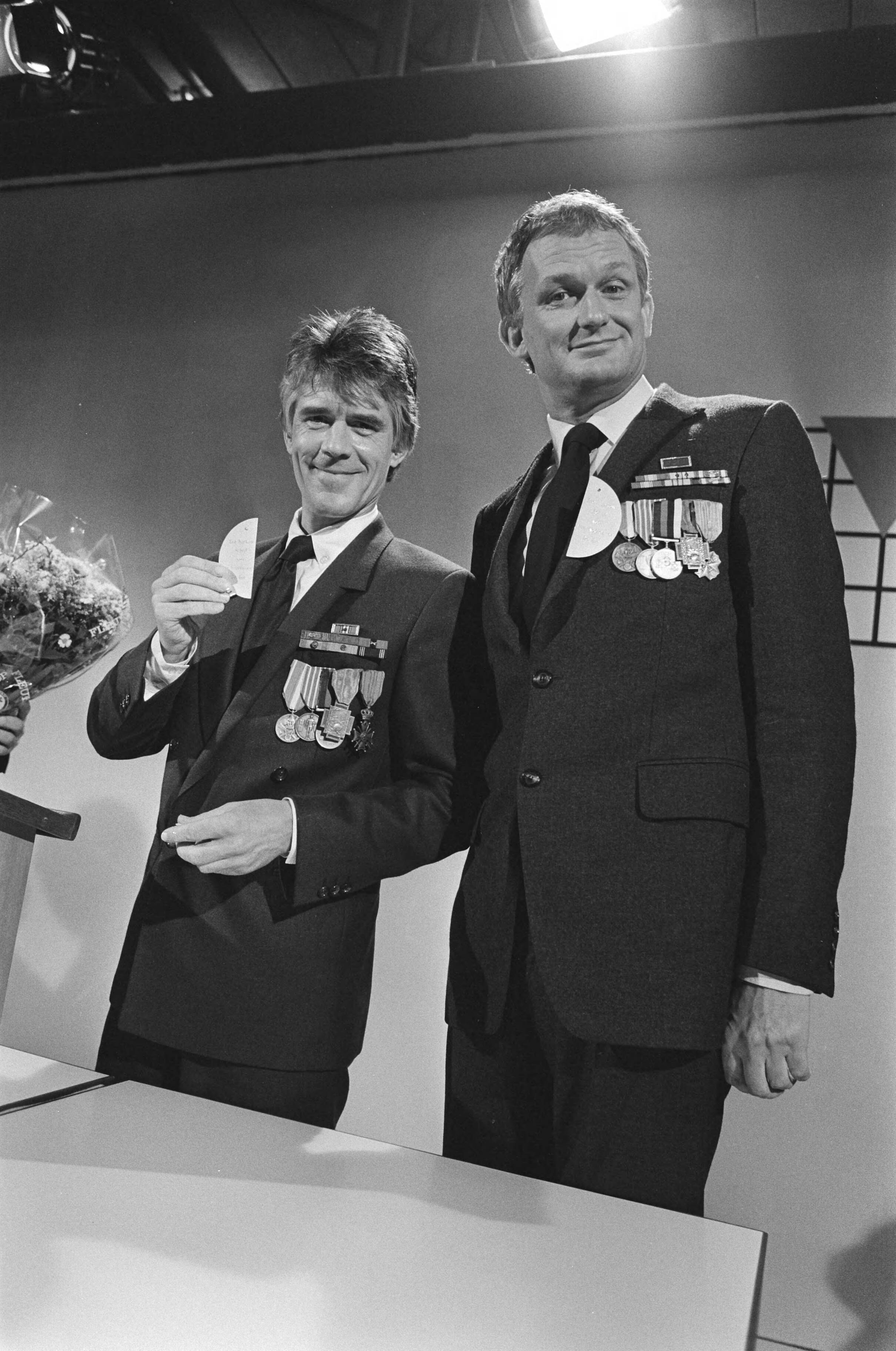 Fotocollectie Anefo — Uitreiking Nipkowschrijf in Hilversum; Van Kooten en De Bie tonen trots hun ere-zilveren Nipkowschijf — Foto: Bogaerts, Rob / Anefo. Licentie: Set B: Rechtenvrij / Publiek Domein. Bron: Nationaal Archief. http://hdl.handle.net/10648/ad4aa046-d0b4-102d-bcf8-003048976d84