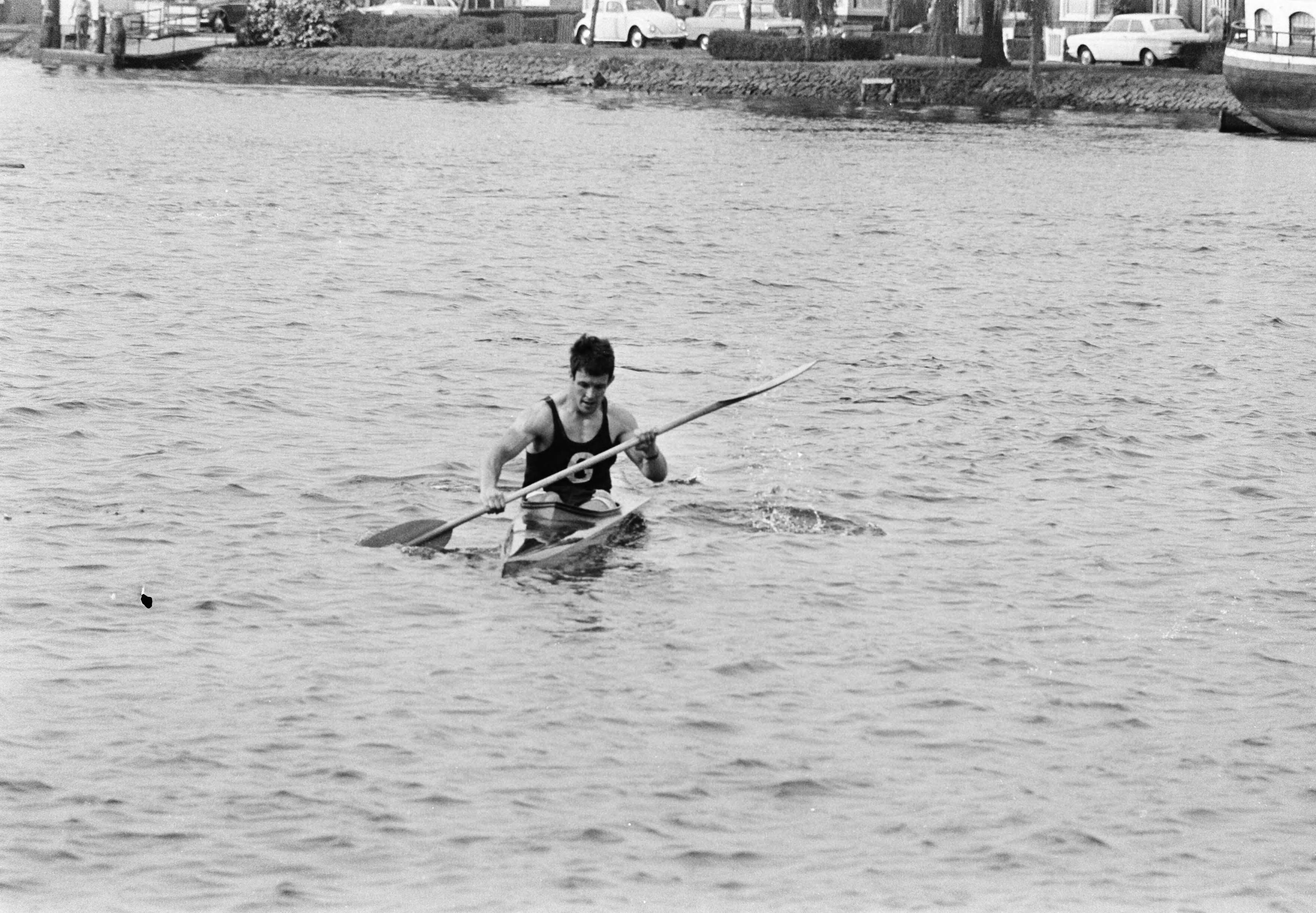 Fotocollectie Anefo — Internationale kanowedstrijden Zaandam; zie ook nr. 235781; Paul Hoekstra in aktie — Foto: Verhoeff, Bert / Anefo. Licentie: Set B: Rechtenvrij / Publiek Domein. Bron: Nationaal Archief. http://hdl.handle.net/10648/ab993244-d0b4-102d-bcf8-003048976d84