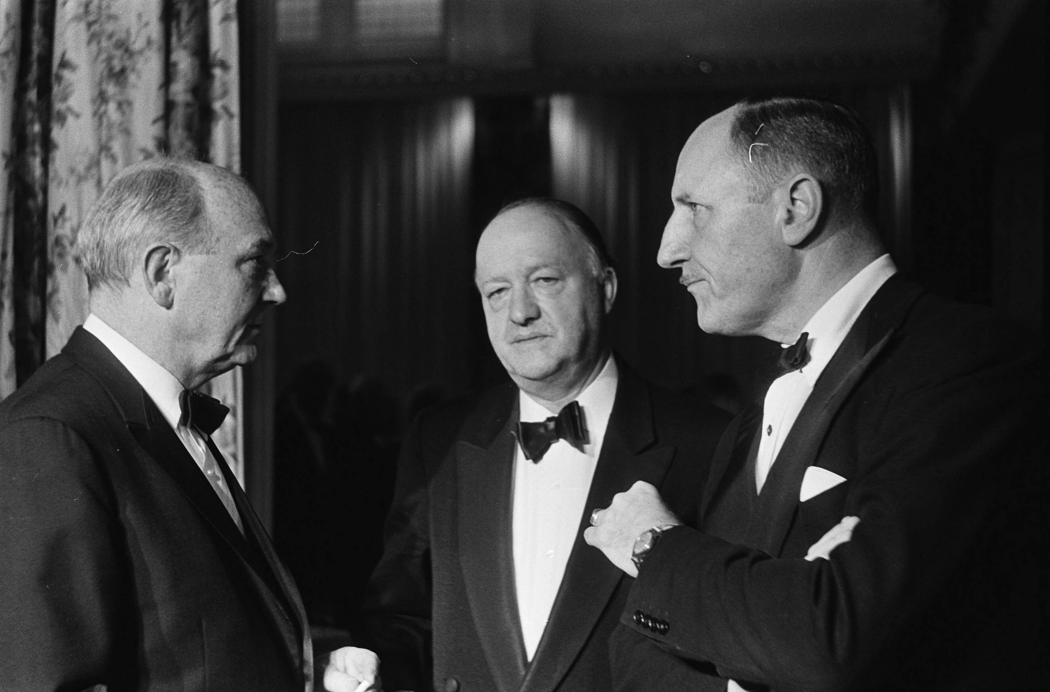 Fotocollectie Anefo — Regeringsdiner voor NATO conferentie in het Kurhaus te Scheveningen, nr. 13, 14 Dean Rusk , Butler en Stikker — Foto: Koch, Eric / Anefo. Licentie: Set B: Rechtenvrij / Publiek Domein. Bron: Nationaal Archief. http://hdl.handle.net/10648/aa691b1e-d0b4-102d-bcf8-003048976d84