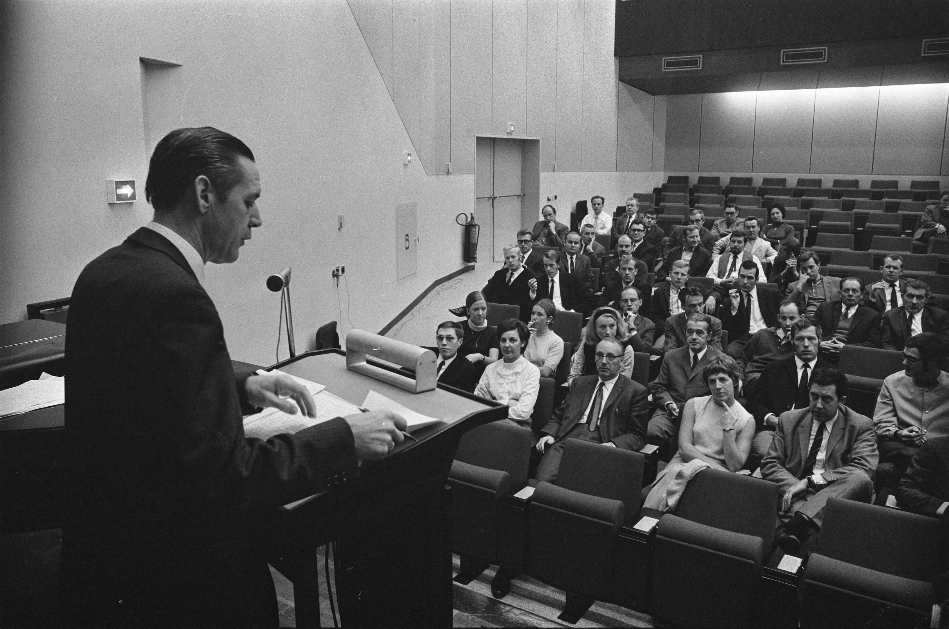 Fotocollectie Anefo — "Bezetters" van het Reactorcentrum te Petten vergaderen. In de zaal werd veel gebruik gemaakt van de microfoon — Foto: Verhoeff, Bert / Anefo. Licentie: Set B: Rechtenvrij / Publiek Domein. Bron: Nationaal Archief. http://hdl.handle.net/10648/ab7efe06-d0b4-102d-bcf8-003048976d84