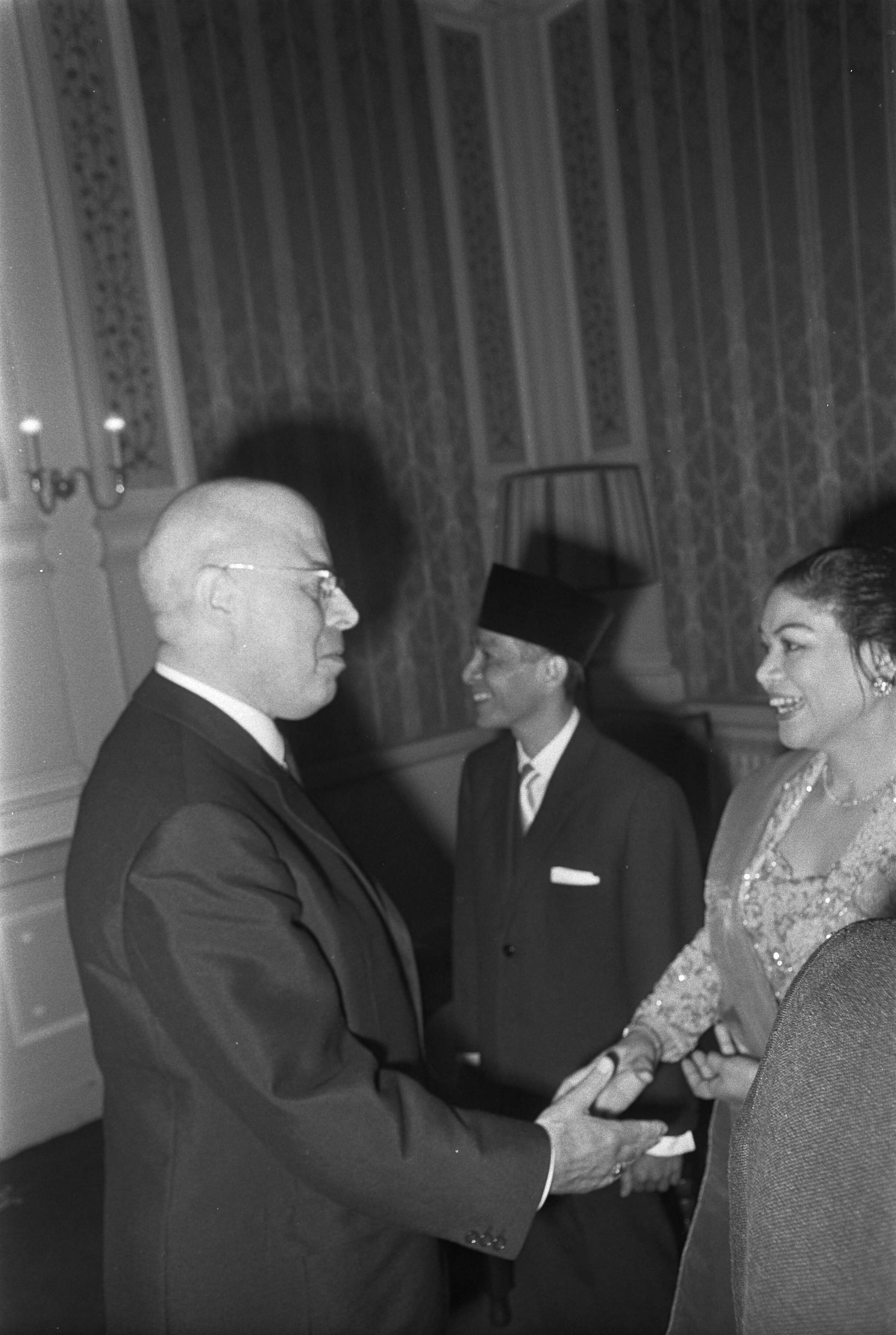 Onafhankelijkheidsherdenking door de Indonesische ambassade in kasteel Oud-Wassenaar — Aanbieding van gelukwensen — Foto: Fotograaf Onbekend / Anefo. Licentie: Set B: Rechtenvrij / Publiek Domein. Bron: Nationaal Archief. http://hdl.handle.net/10648/ab4a71e0-d0b4-102d-bcf8-003048976d84