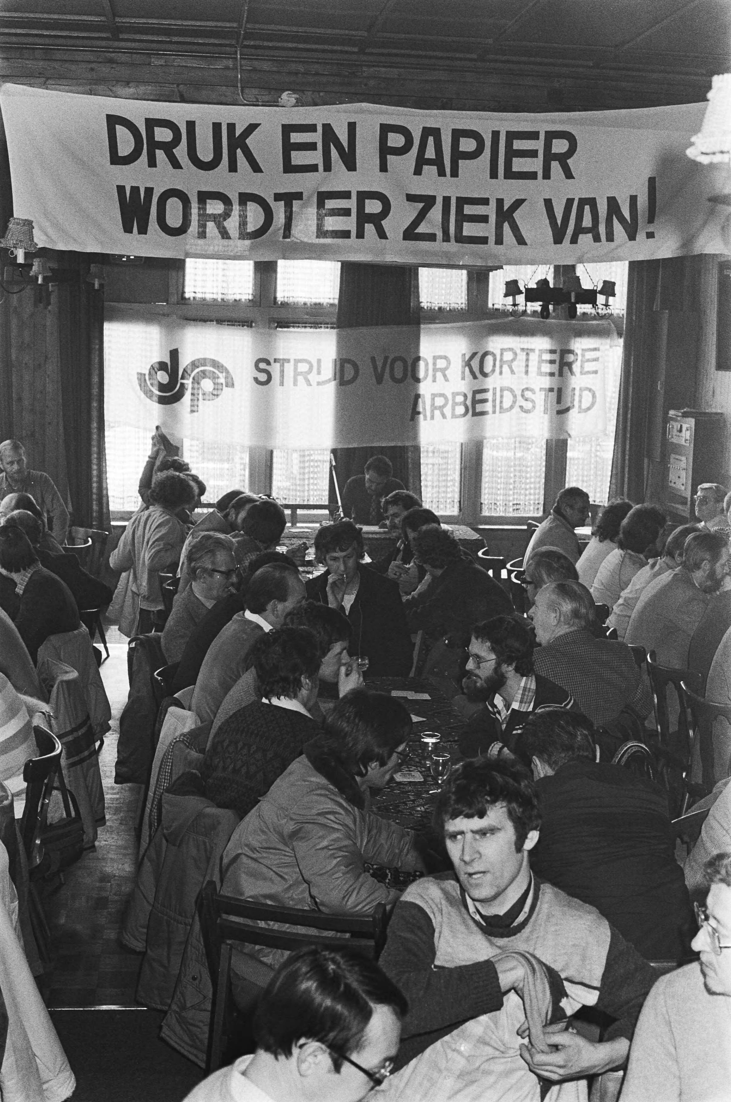 Fotocollectie Anefo — Grafisch personeel van dagblad "De Stem" in Breda besluit tijdens vergadering het werk weer te hervatten. Beeld van de vergadering — Foto: Antonisse, Marcel / Anefo. Licentie: Set B: Rechtenvrij / Publiek Domein. Bron: Nationaal Archief. http://hdl.handle.net/10648/ad12d378-d0b4-102d-bcf8-003048976d84