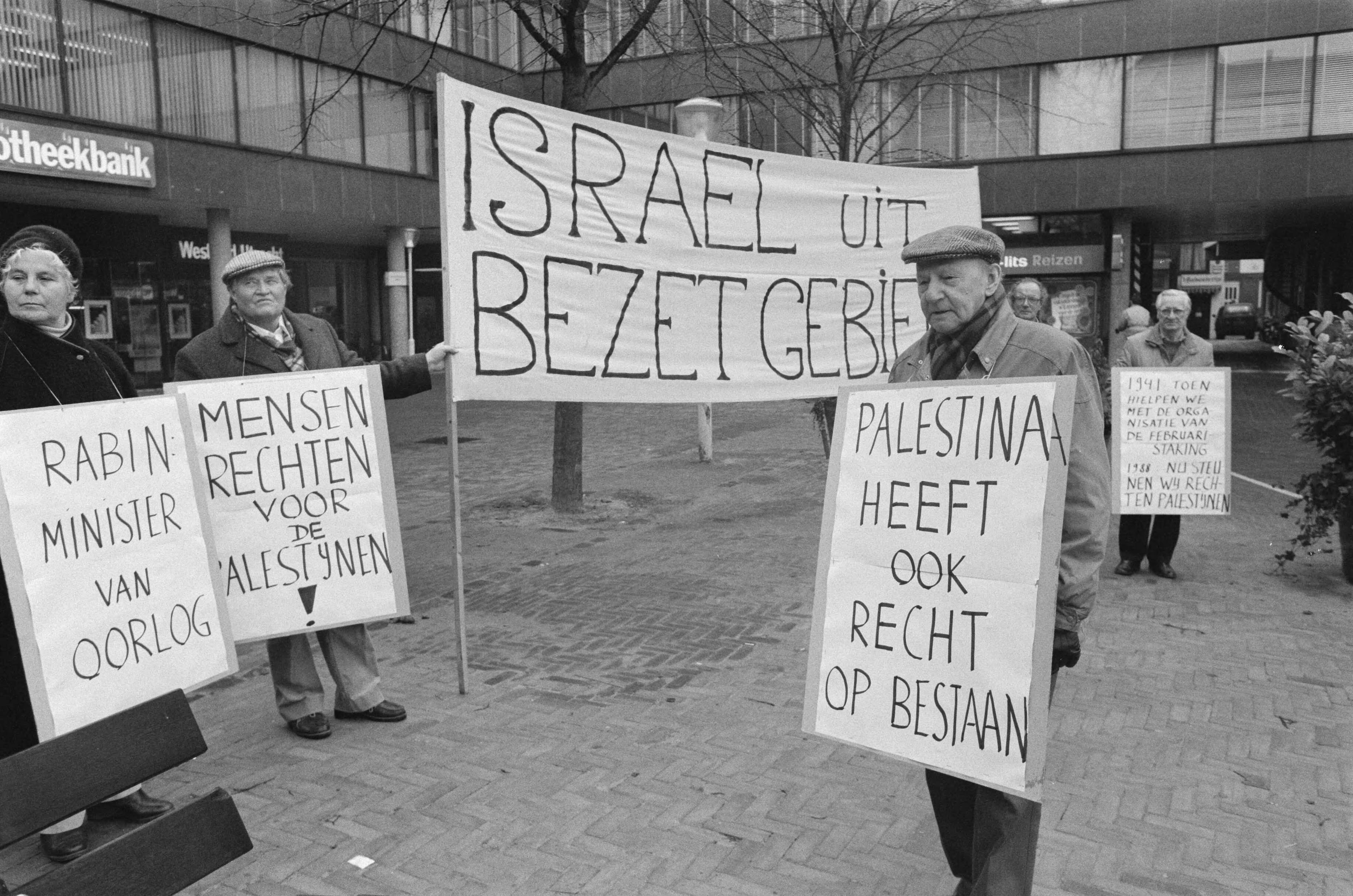 Fotocollectie Anefo — Protest tegen optreden Israel in bezette gebieden (door mede-initiatiefnemers februaristaking 1941) in Den Haag — Foto: Croes, Rob C. / Anefo. Licentie: Set B: Rechtenvrij / Publiek Domein. Bron: Nationaal Archief. http://hdl.handle.net/10648/ad67c0e0-d0b4-102d-bcf8-003048976d84