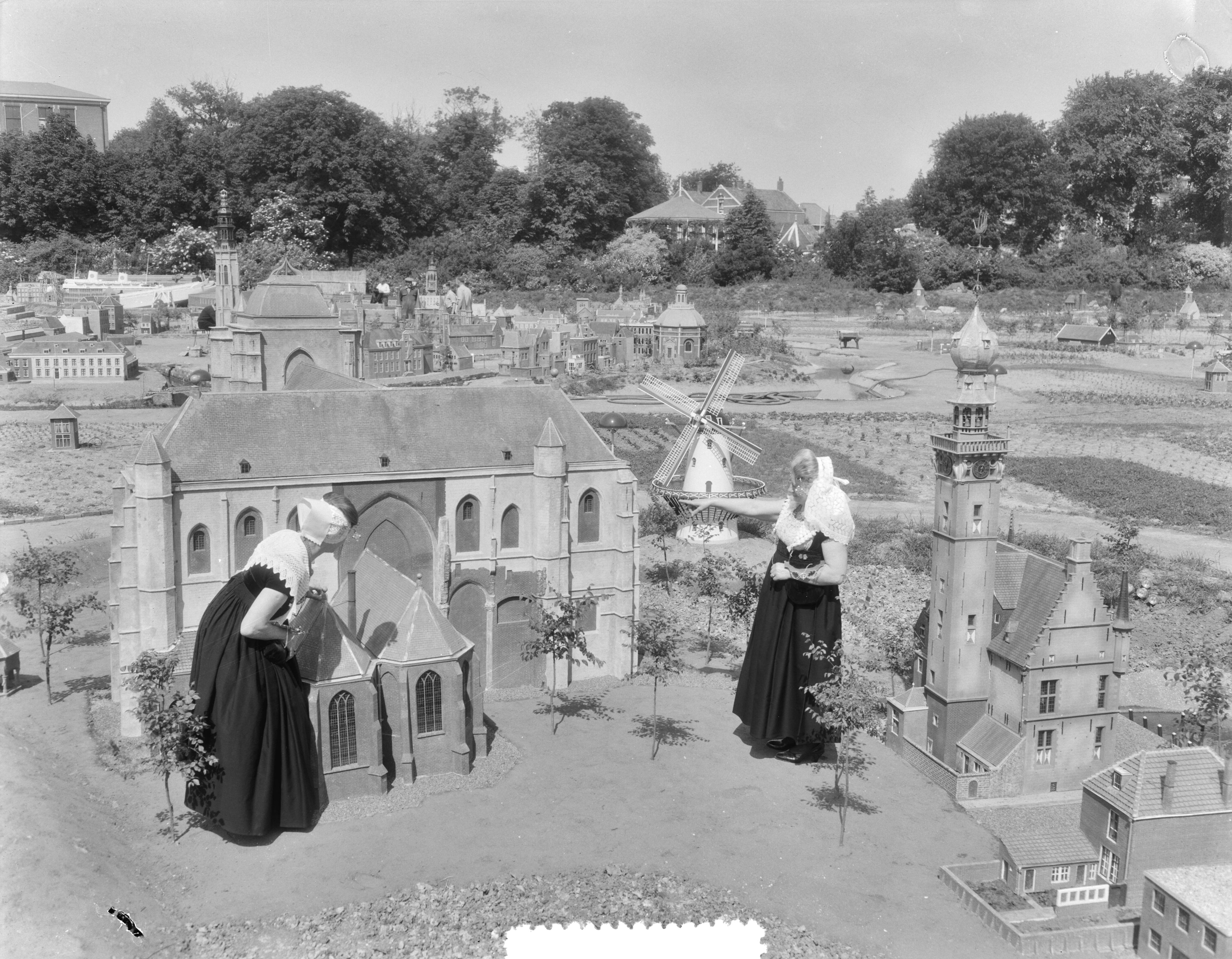 Fotocollectie Anefo — Miniatuurstad in Middelburg met Zeeuwse dracht — Foto: Duinen, G.W. van / Anefo. Licentie: Set B: Rechtenvrij / Publiek Domein. Bron: Nationaal Archief. http://hdl.handle.net/10648/a923d28a-d0b4-102d-bcf8-003048976d84