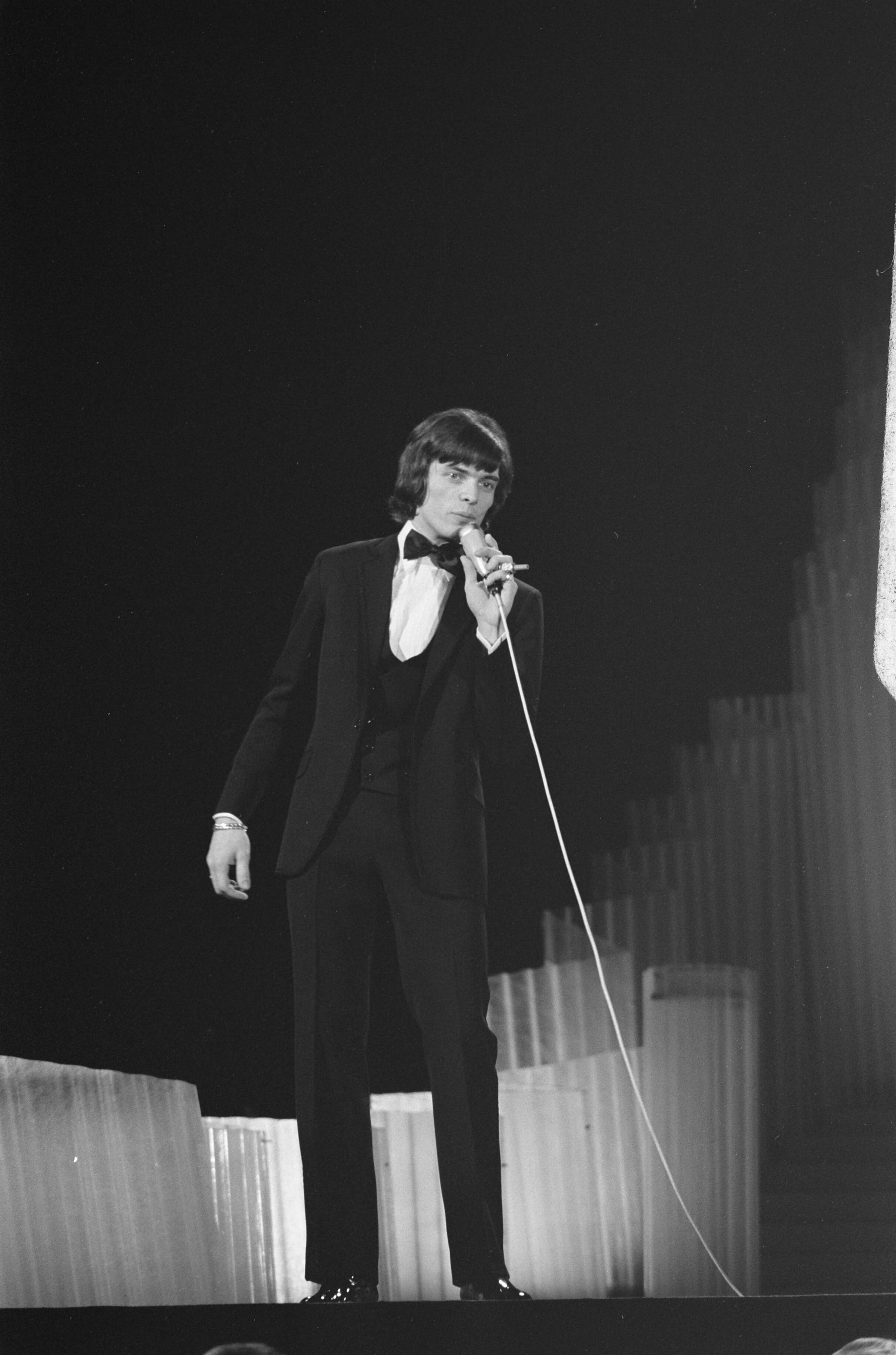 Fotocollectie Anefo — Nationale finale Eurovisie Songfestival in Nederlands Congresgebouw in Den Haag. Ben Cramer — Foto: Mieremet, Rob / Anefo. Licentie: Set B: Rechtenvrij / Publiek Domein. Bron: Nationaal Archief. http://hdl.handle.net/10648/ab8cfac4-d0b4-102d-bcf8-003048976d84