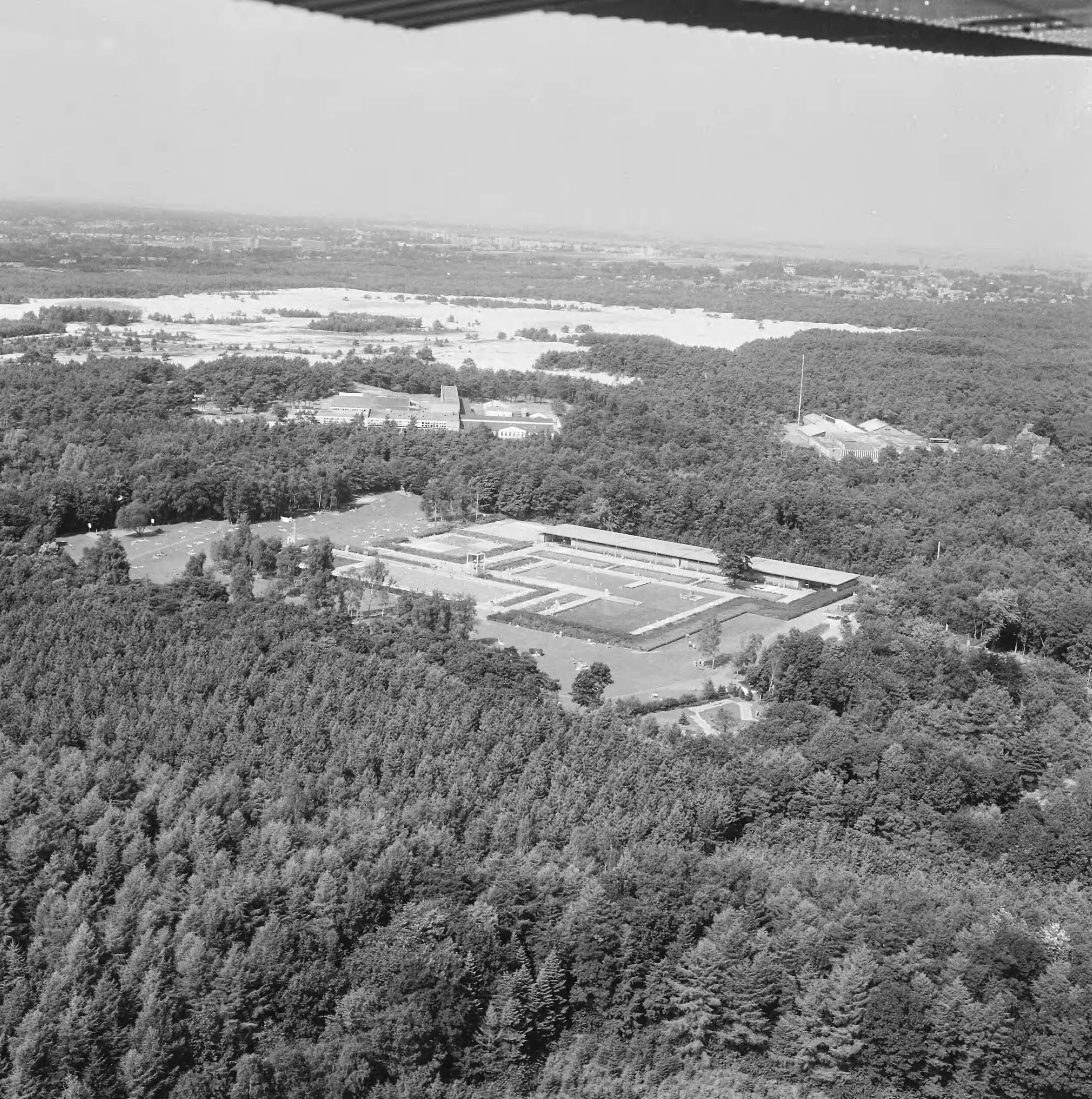 Fotocollectie Nederlandse Heidemaatschappij — Luchtopname. Openluchtzwembad Dijnselburg te Zeist — Foto: Fotograaf Onbekend / Heidemij. Licentie: Set B: Rechtenvrij / Publiek Domein. Bron: Nationaal Archief. http://hdl.handle.net/10648/ae4fca0c-d0b4-102d-bcf8-003048976d84