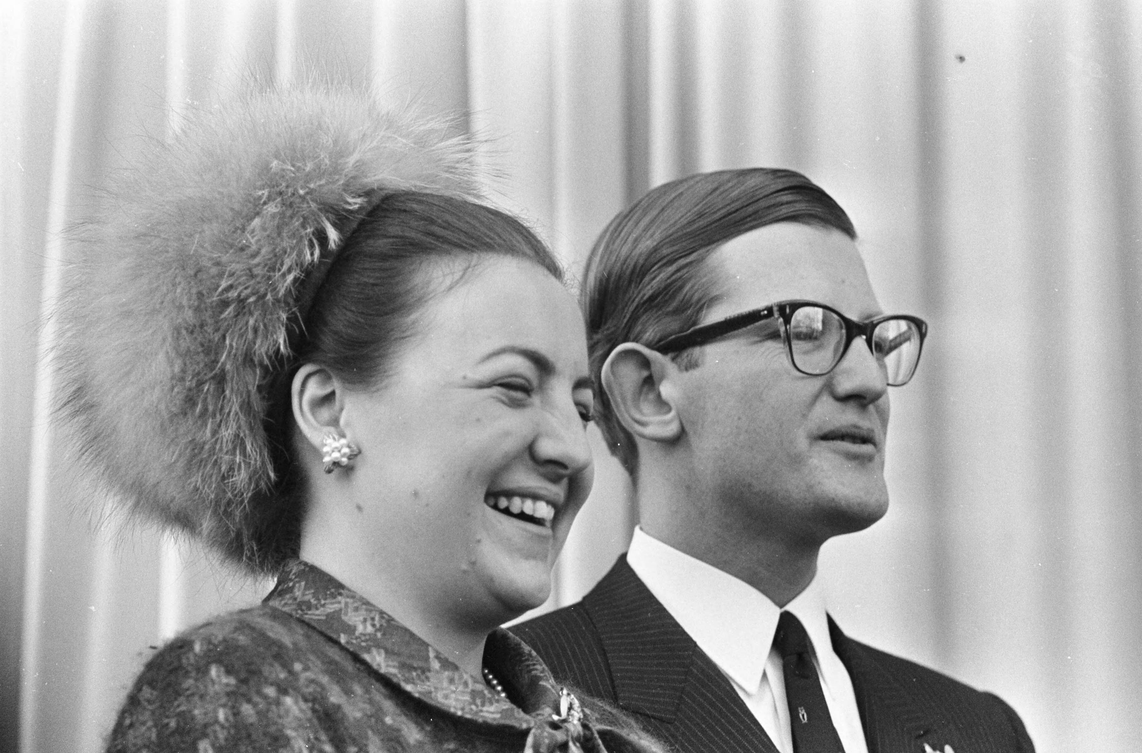 Fotocollectie Anefo — Bruidspaar in Den Haag , prinses Margriet en Pieter (koppen) kijkend naar schooljeugd — Foto: Koch, Eric / Anefo. Licentie: Set B: Rechtenvrij / Publiek Domein. Bron: Nationaal Archief. http://hdl.handle.net/10648/ab0b5096-d0b4-102d-bcf8-003048976d84