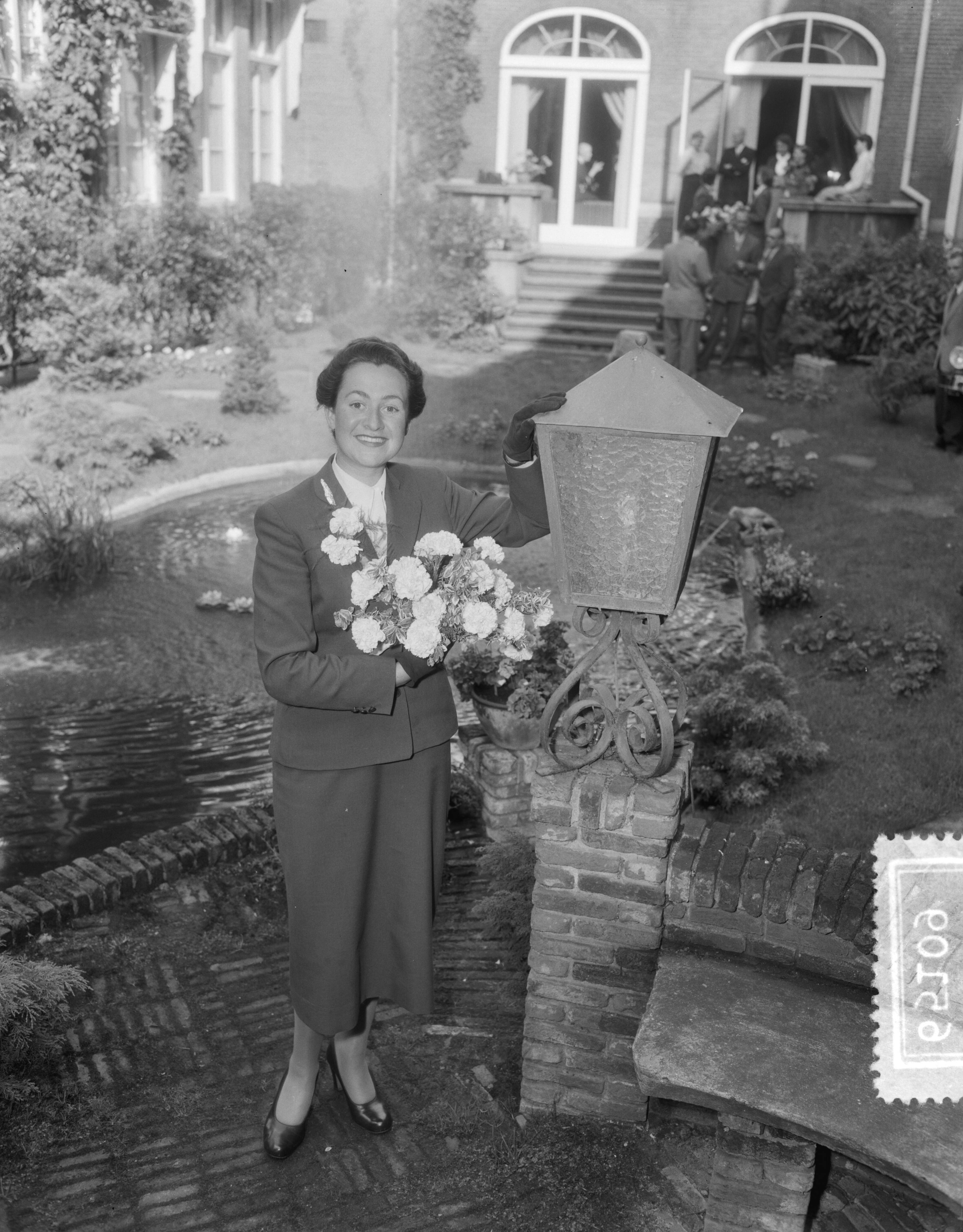 Fotocollectie Anefo — De Bloemenkoningin van Den Haag 1954 is de 23-jarige KLM-stewardess Gusta van der Leeuw uit Voorburg — Foto: Duinen, G.W. van / Anefo. Licentie: Set B: Rechtenvrij / Publiek Domein. Bron: Nationaal Archief. http://hdl.handle.net/10648/a9235058-d0b4-102d-bcf8-003048976d84