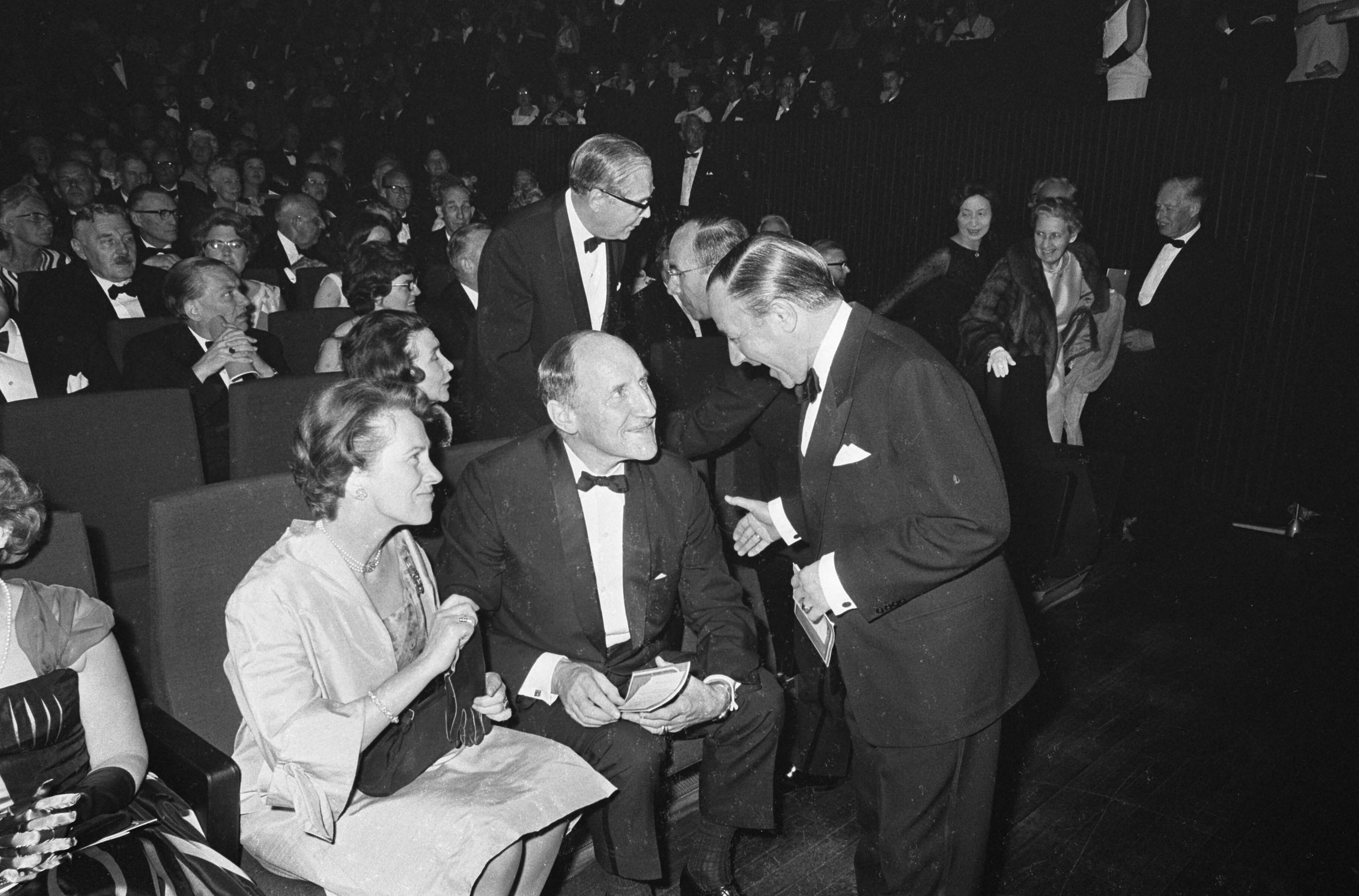 Opening Holland Festival in het Circustheater te Scheveningen — Mevrouw Luns, minister van Buitenlandse Zaken mr. J. Luns en minister-president P. de Jong — Foto: Fotograaf Onbekend / Anefo. Licentie: Set B: Rechtenvrij / Publiek Domein. Bron: Nationaal Archief. http://hdl.handle.net/10648/ab1c464e-d0b4-102d-bcf8-003048976d84