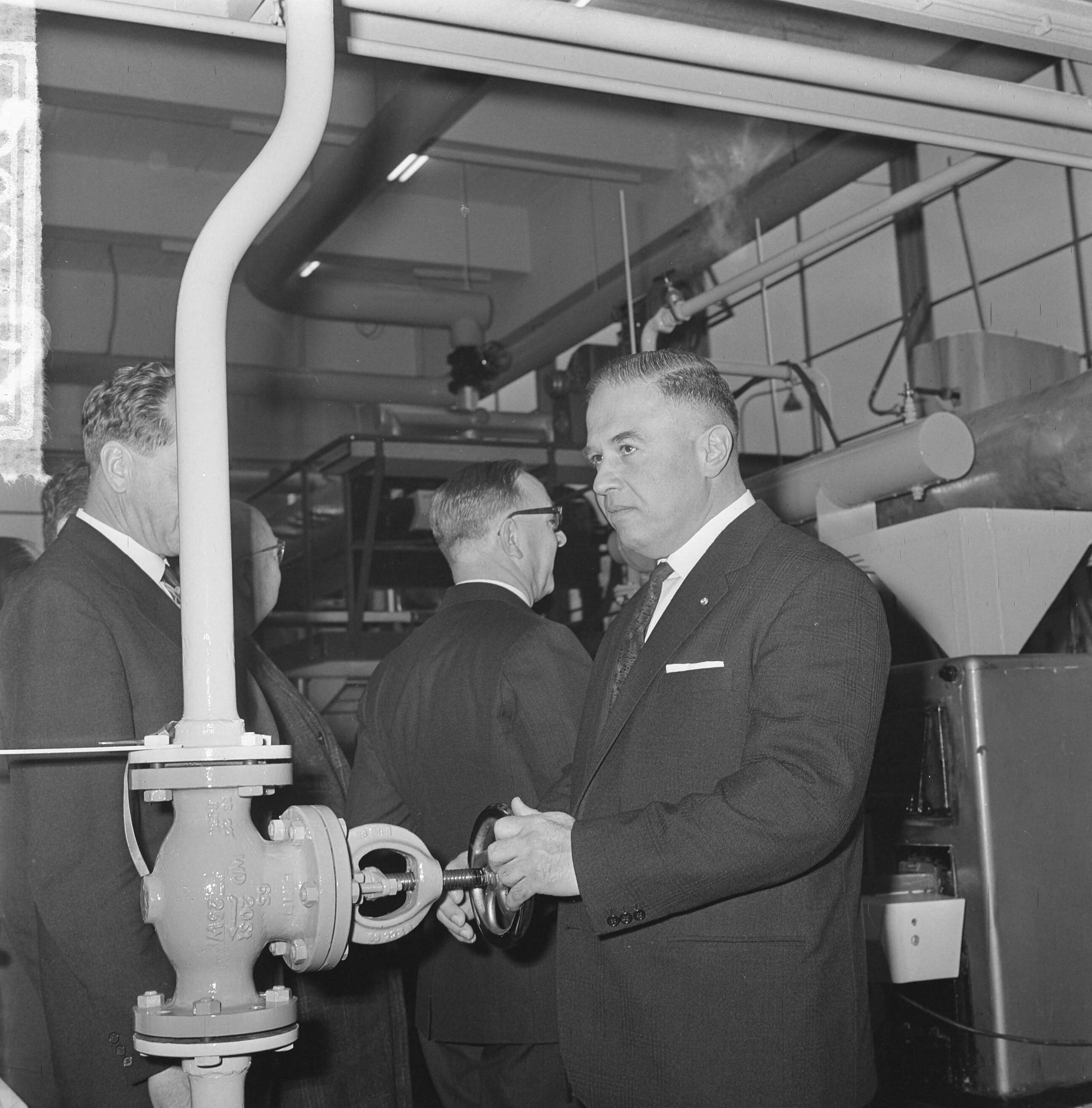 Fotocollectie Anefo — Gas voor Rijswijk, burgemeester drs. A.Th. Bogaardt (r.) draait afsluiter open — Foto: Koch, Eric / Anefo. Licentie: Set B: Rechtenvrij / Publiek Domein. Bron: Nationaal Archief. http://hdl.handle.net/10648/aa8417de-d0b4-102d-bcf8-003048976d84