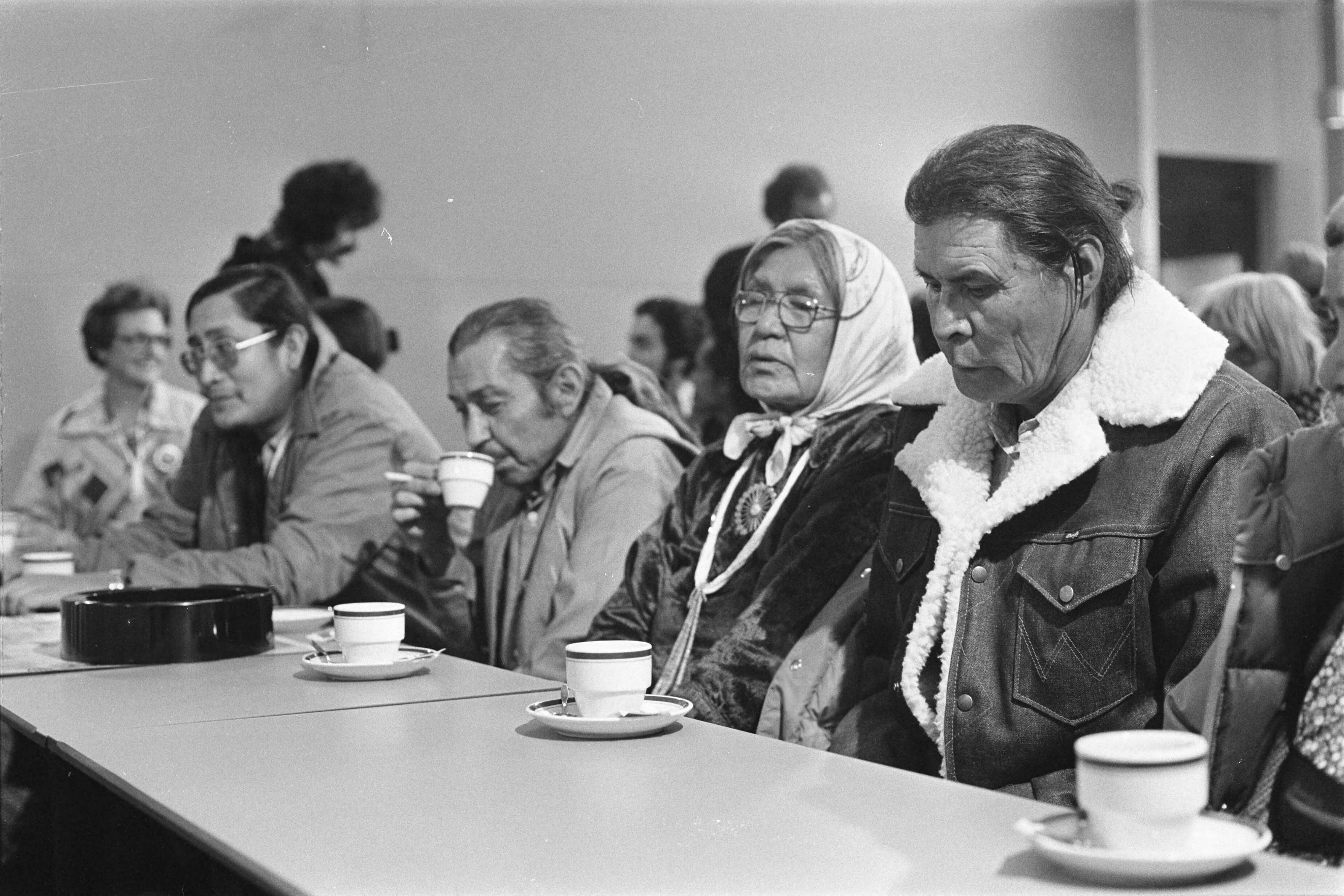 Fotocollectie Anefo — Indianen op Schiphol voor vier Russel Tribunaal dat in november in RAI wordt gehouden, 15a en 16a Indianen afkomstig uit Zuid-Amerika — Foto: Dijk, Hans van / Anefo. Licentie: Set B: Rechtenvrij / Publiek Domein. Bron: Nationaal Archief. http://hdl.handle.net/10648/acee2d2a-d0b4-102d-bcf8-003048976d84