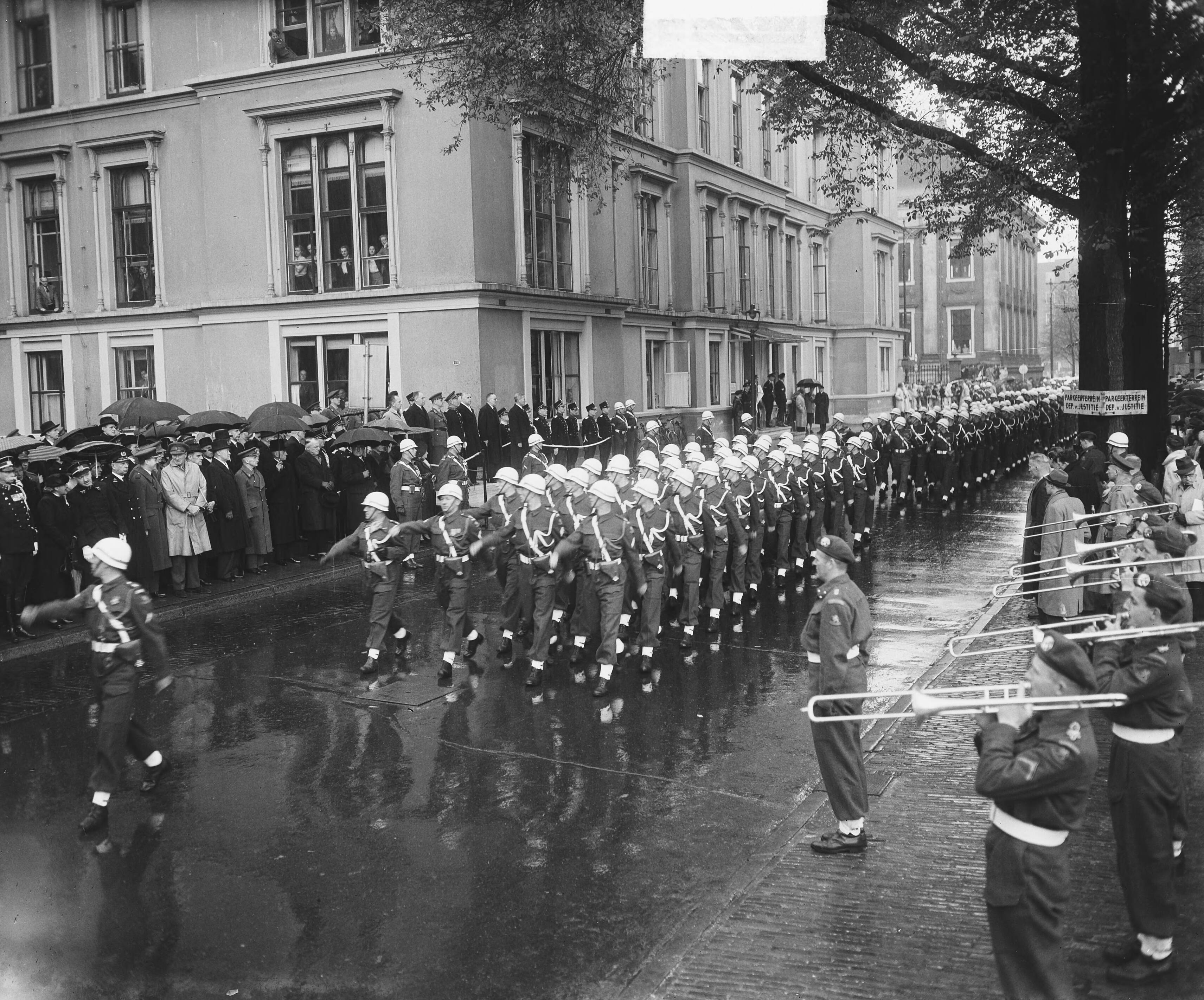 Fotocollectie Anefo — Koninklijke Marechaussee defilé in Den Haag t.g.v. 135 jaar bestaan — Foto: Winterbergen, Rolf / Anefo. Licentie: Set B: Rechtenvrij / Publiek Domein. Bron: Nationaal Archief. http://hdl.handle.net/10648/a8d04de0-d0b4-102d-bcf8-003048976d84