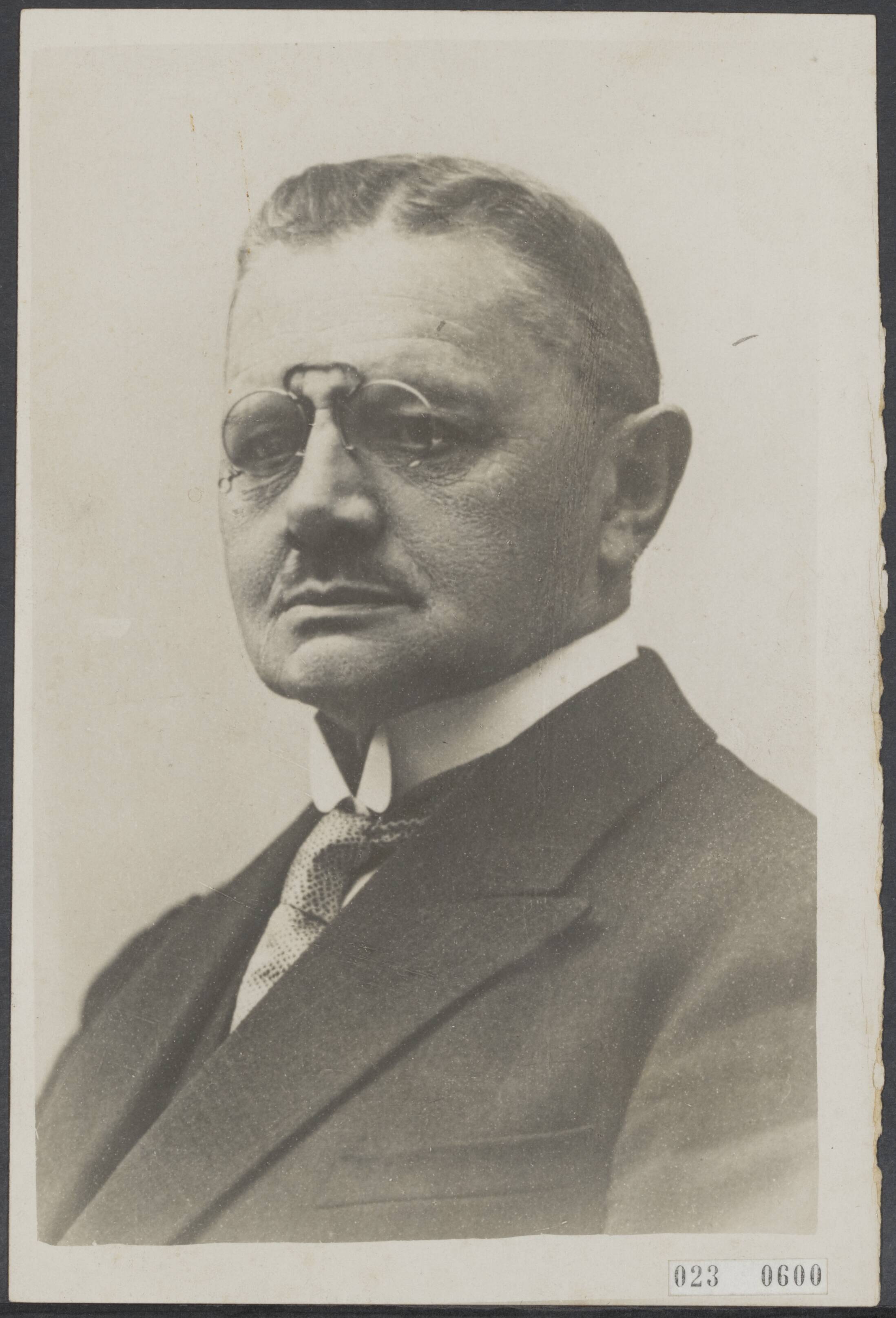 Fotocollectie Elsevier Binnenland — Prof. Dr. H. Jacob van de Rijksuniversteit te Utrecht heeft naar aanleiding van zijn benoeming aan de universiteit te Giessen (Duitsland) eervol ontslag per 1 mei 1930 aangevraagd — Foto: Fotopersbureau "Holland". Licentie: Set B: Rechtenvrij / Publiek Domein. Bron: Nationaal Archief. http://hdl.handle.net/10648/add50024-d0b4-102d-bcf8-003048976d84