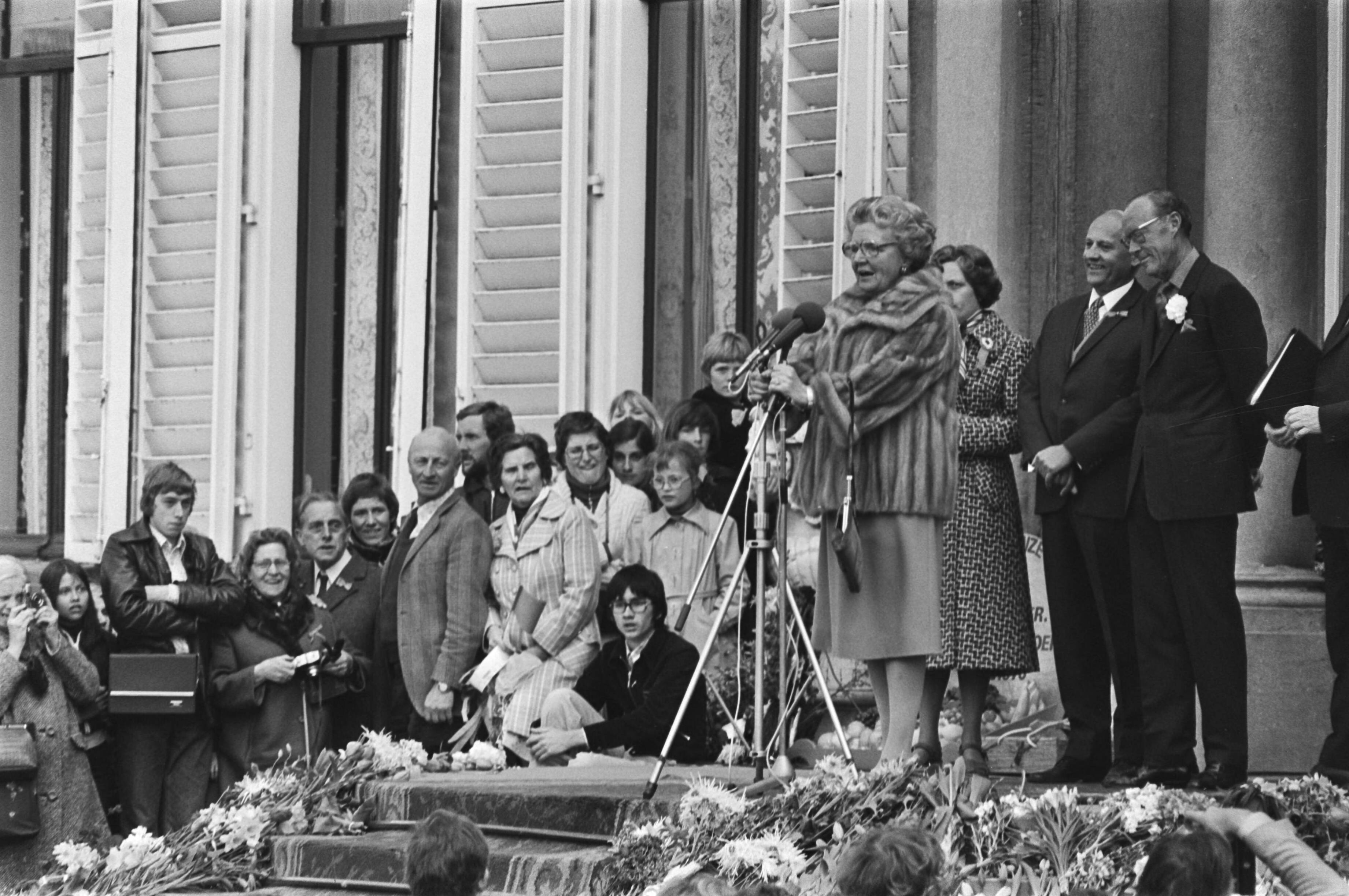 Fotocollectie Anefo — Defile Soestdijk; Juliana tijdens toespraak — Foto: Mieremet, Rob / Anefo. Licentie: Set B: Rechtenvrij / Publiek Domein. Bron: Nationaal Archief. http://hdl.handle.net/10648/ac82a000-d0b4-102d-bcf8-003048976d84