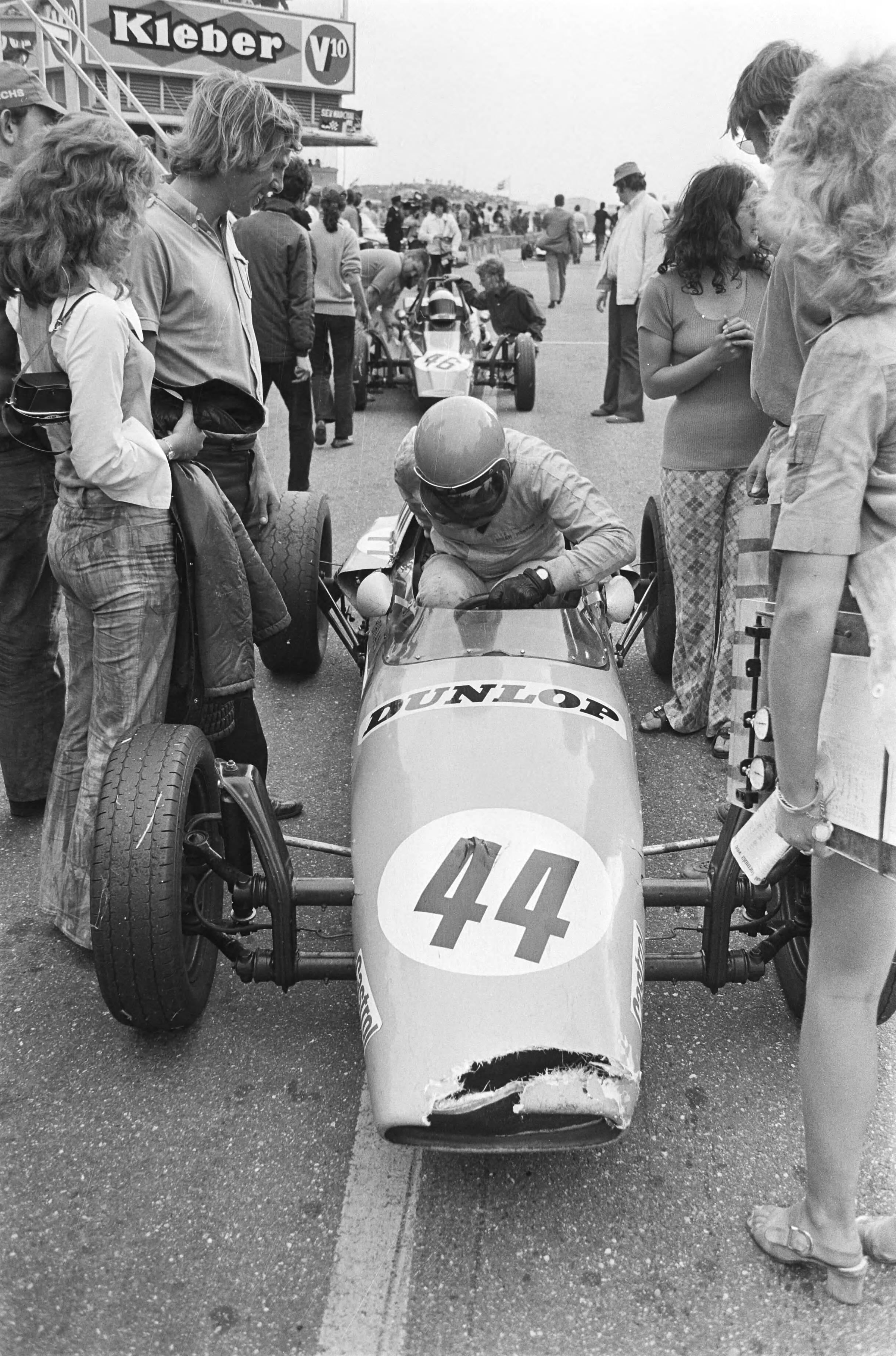 Fotocollectie Anefo — Internationale Formule Vee autoraces, Zandvoort — Foto: Peters, Hans / Anefo. Licentie: Set B: Rechtenvrij / Publiek Domein. Bron: Nationaal Archief. http://hdl.handle.net/10648/abc93958-d0b4-102d-bcf8-003048976d84