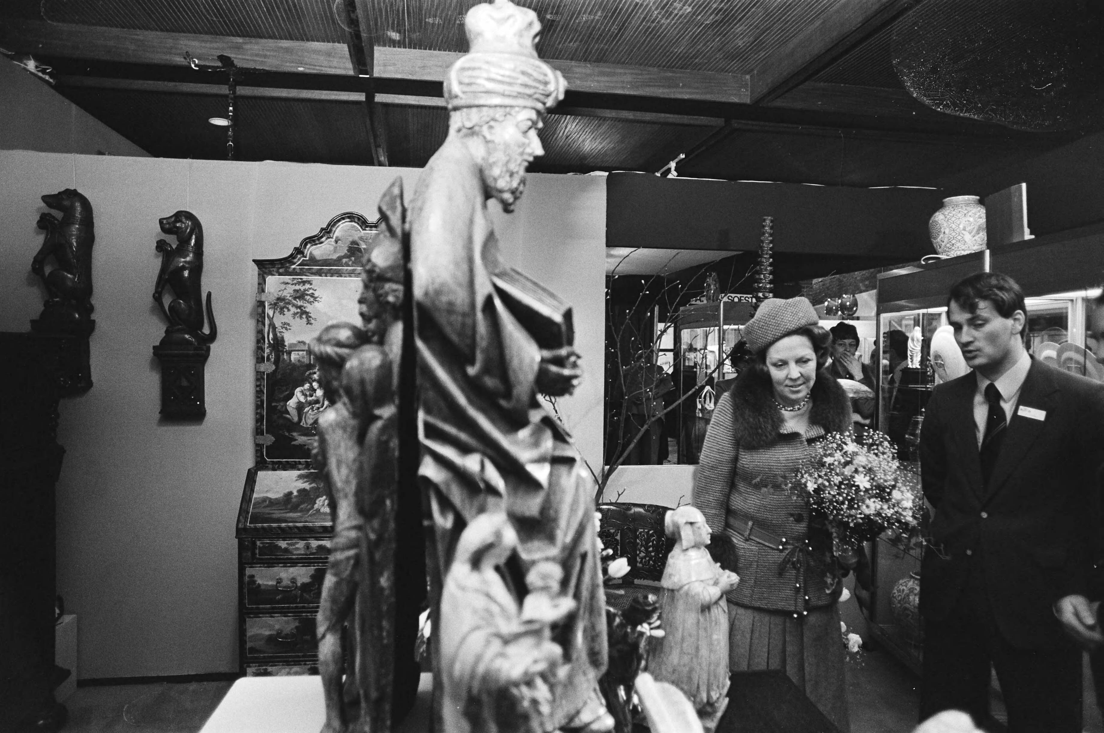 Prinses Beatrix opent expositie "Koffie Complet" in Breda — Prinses Beatrix tijdens de rondgang — Foto: Suyk, Koen / Anefo. Licentie: Set B: Rechtenvrij / Publiek Domein. Bron: Nationaal Archief. http://hdl.handle.net/10648/acc7abdc-d0b4-102d-bcf8-003048976d84