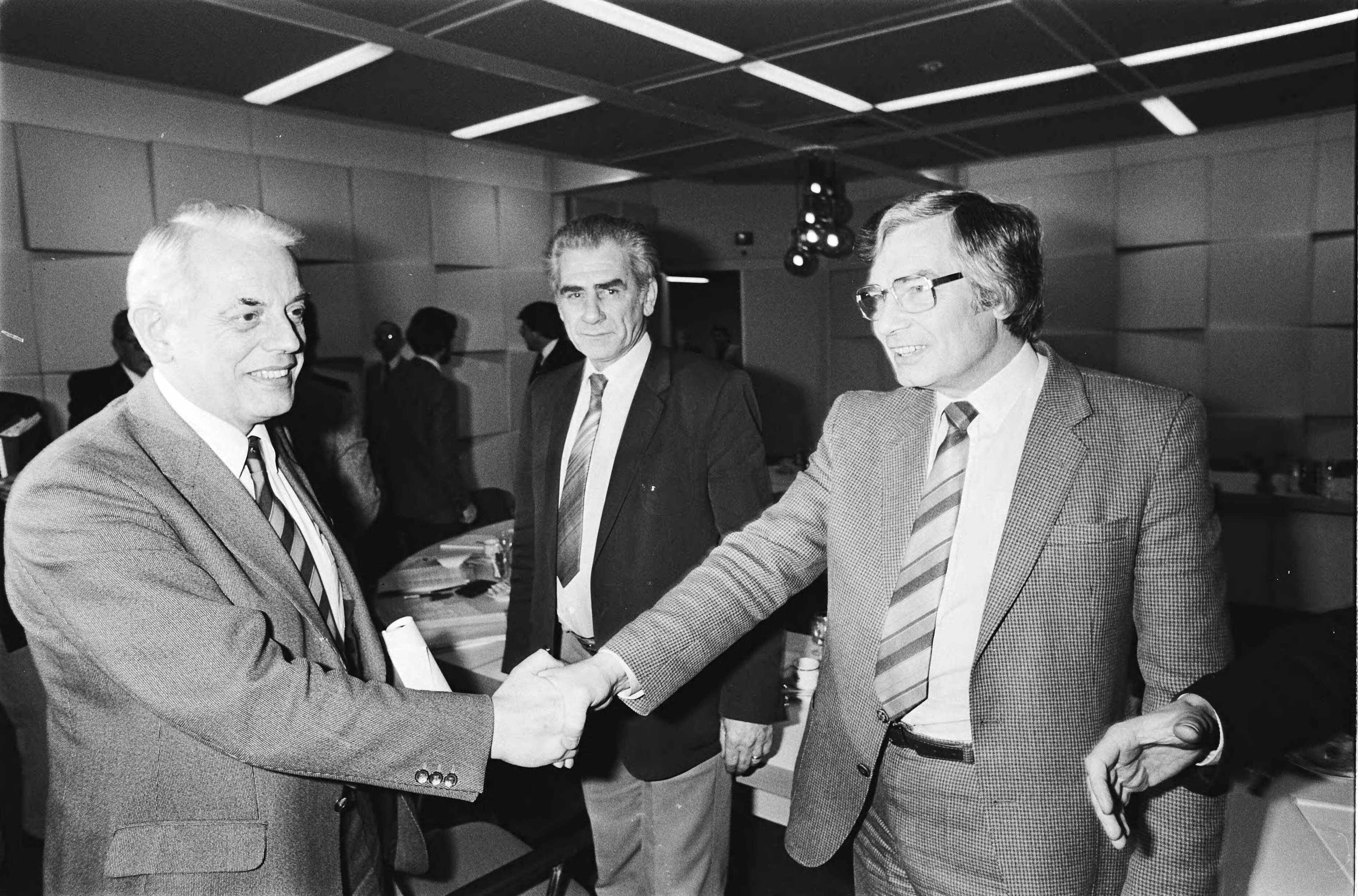 Fotocollectie Anefo — CAO-onderhandelingen door Raad van Overleg in Metaal (ROM) in FME-gebouw in Zoetermeer. ROM- en werkgeversvoor Ter Hart (l.) begroet Rijkse, Laurier / — Foto: Croes, Rob C. / Anefo. Licentie: Set B: Rechtenvrij / Publiek Domein. Bron: Nationaal Archief. http://hdl.handle.net/10648/ad1219ec-d0b4-102d-bcf8-003048976d84