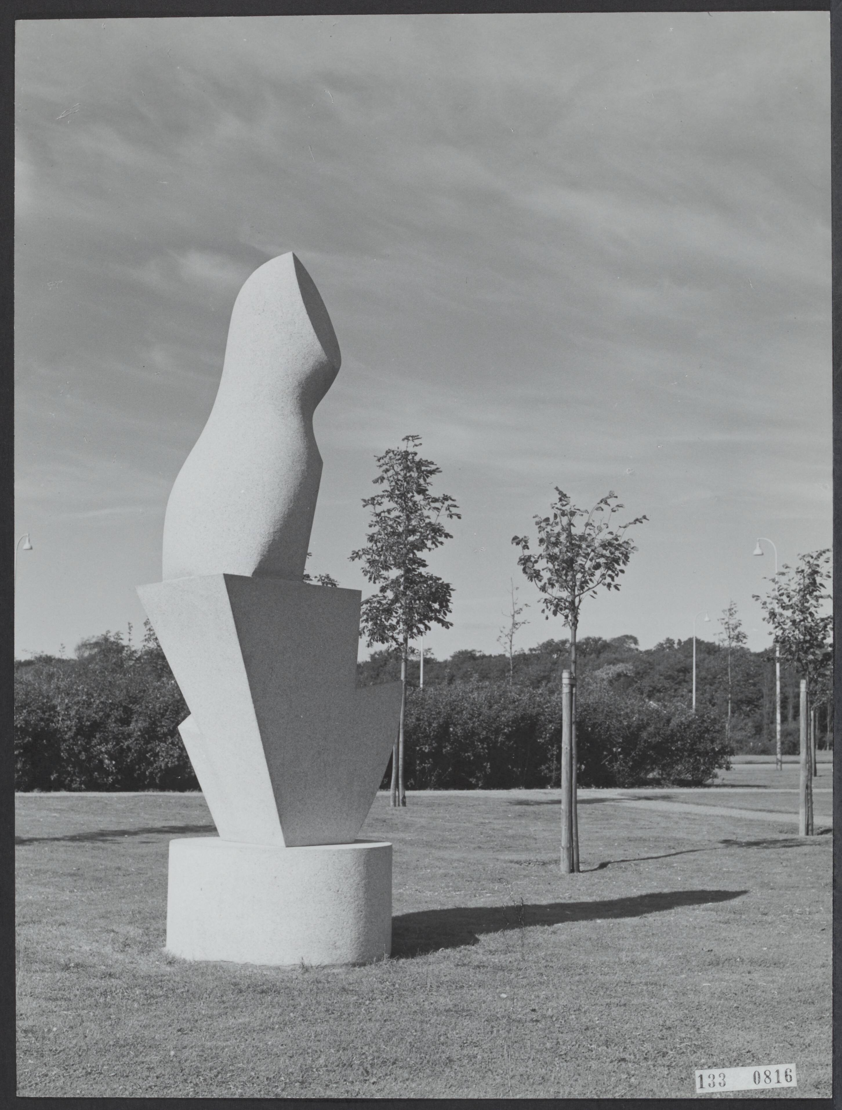 Fotocollectie Rijksvoorlichtingsdienst Eigen — Den Haag. Bezuidenhoutseweg: plastiek "Scrutant l'horizon" van Jean Arp (1886-1966) — Foto: Fotodienst Gemeente Den Haag. Licentie: Set B: Rechtenvrij / Publiek Domein. Bron: Nationaal Archief. http://hdl.handle.net/10648/af5aa034-d0b4-102d-bcf8-003048976d84