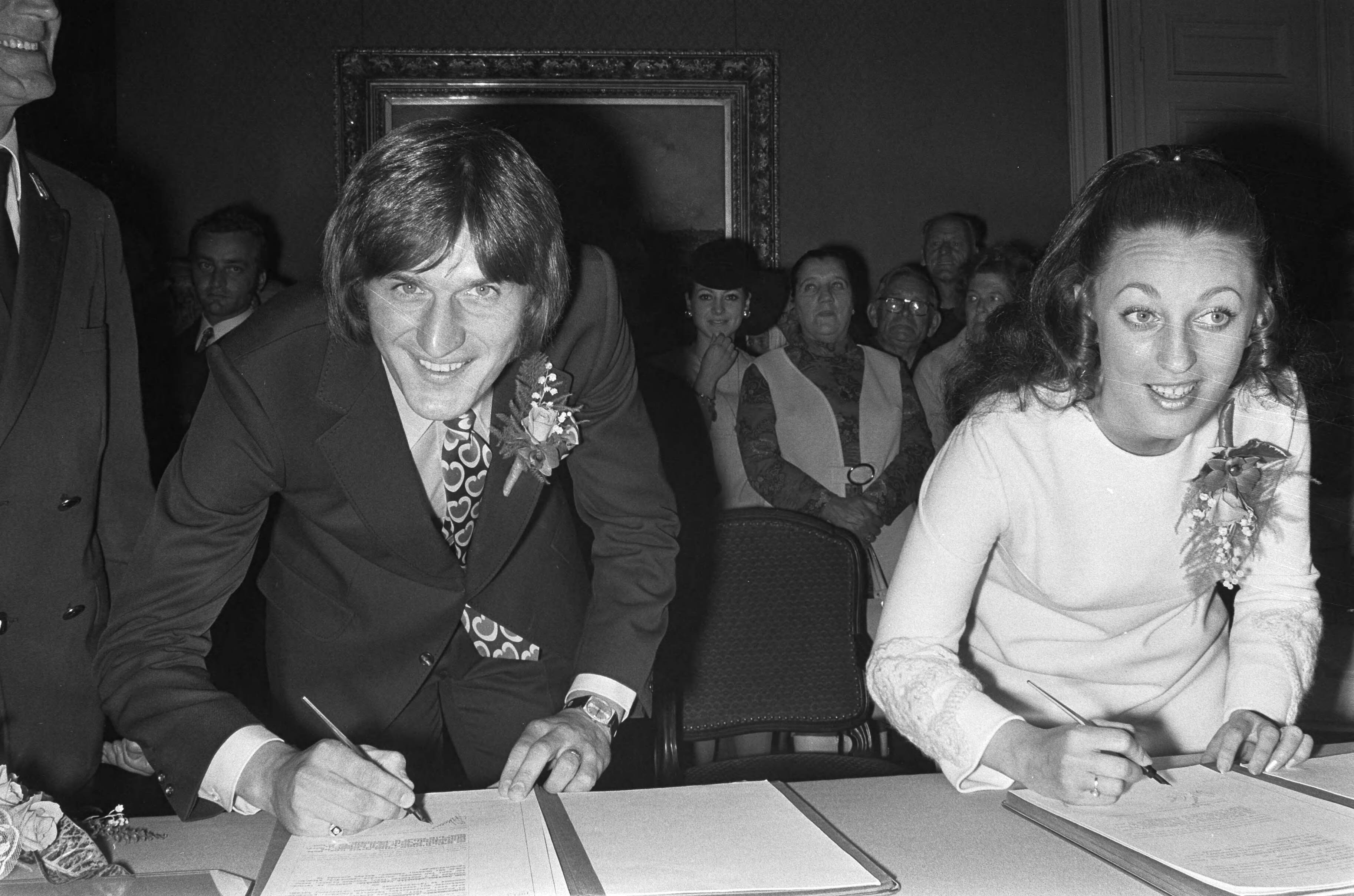 Fotocollectie Anefo — Voetballer Lex Schoenmaker trouwt met Corrie van Gerven op stadhuis Den Haag — Foto: Peters, Hans / Anefo. Licentie: Set B: Rechtenvrij / Publiek Domein. Bron: Nationaal Archief. http://hdl.handle.net/10648/abd1ea1c-d0b4-102d-bcf8-003048976d84