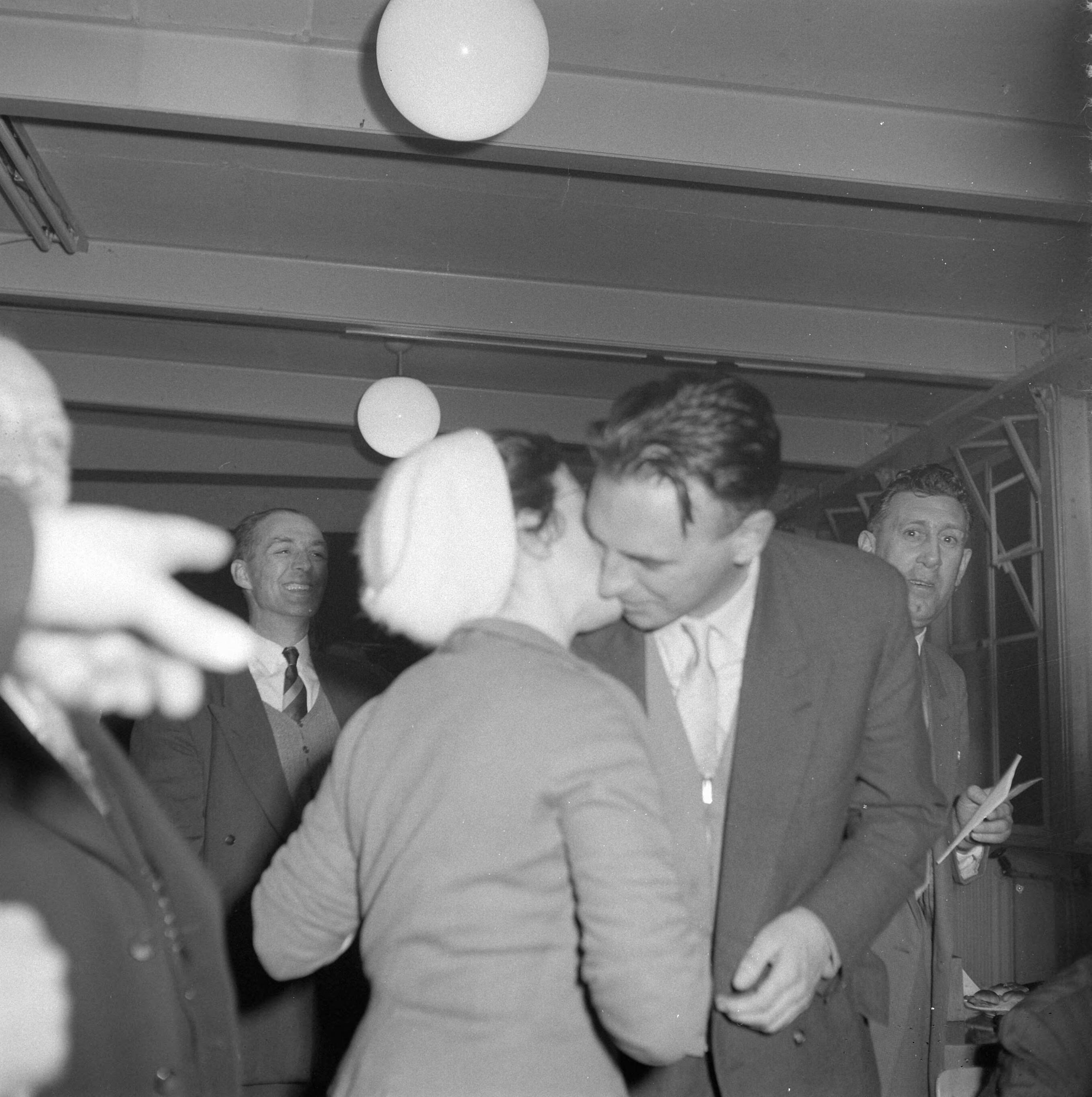 Fotocollectie Anefo — Ir. Van Dijk wordt met zijn overwinning door zijn vrouw gefeliciteerd — Foto: Lindeboom, Henk / Anefo. Licentie: Set B: Rechtenvrij / Publiek Domein. Bron: Nationaal Archief. http://hdl.handle.net/10648/a976eea2-d0b4-102d-bcf8-003048976d84